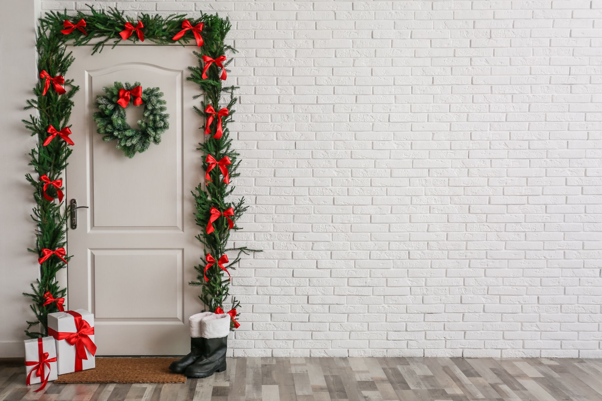 Decoração natal 2023 — Porta da casa. Foto: Shutterstock