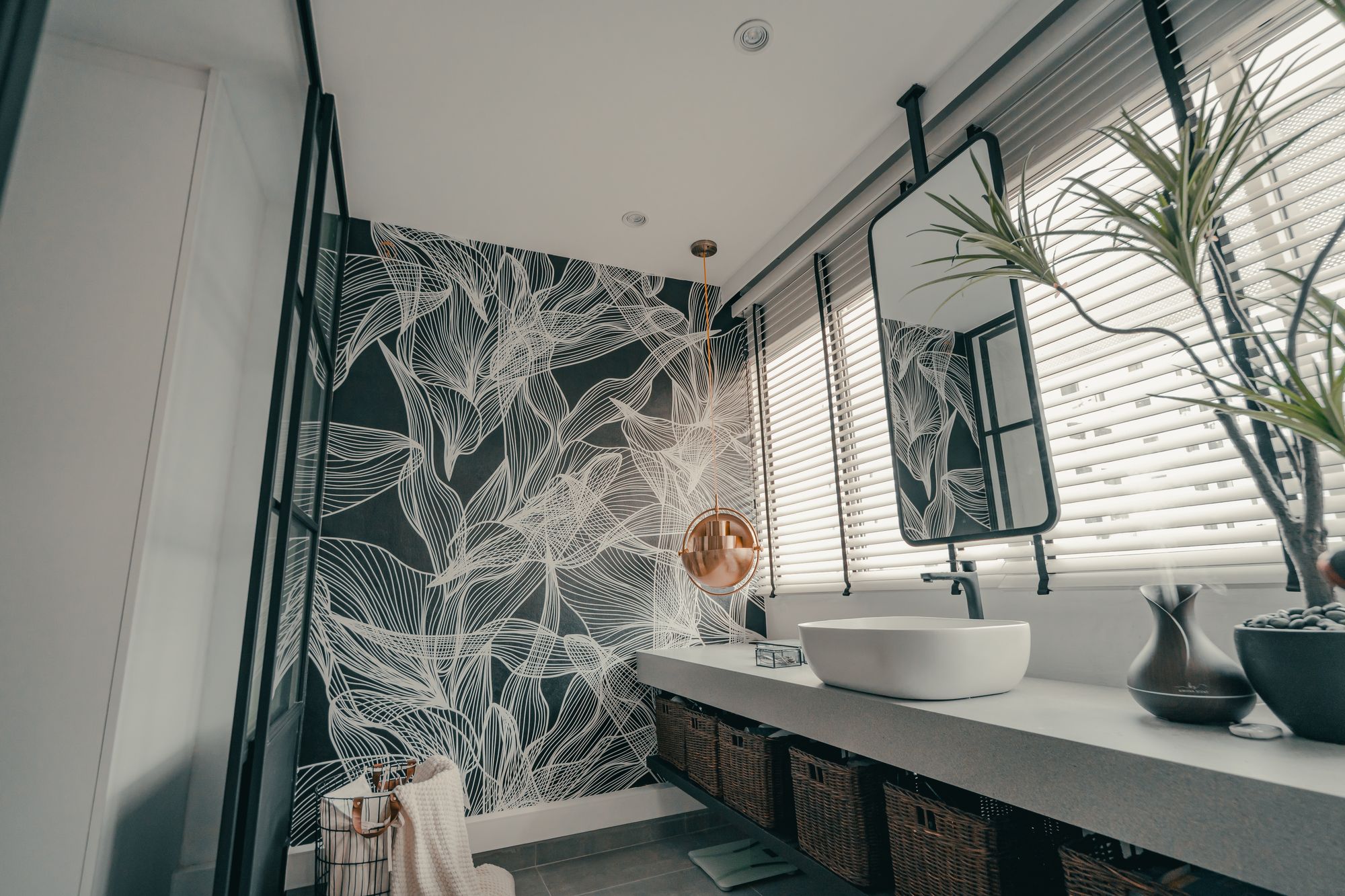 diseño baños modernos espejo colgado techo