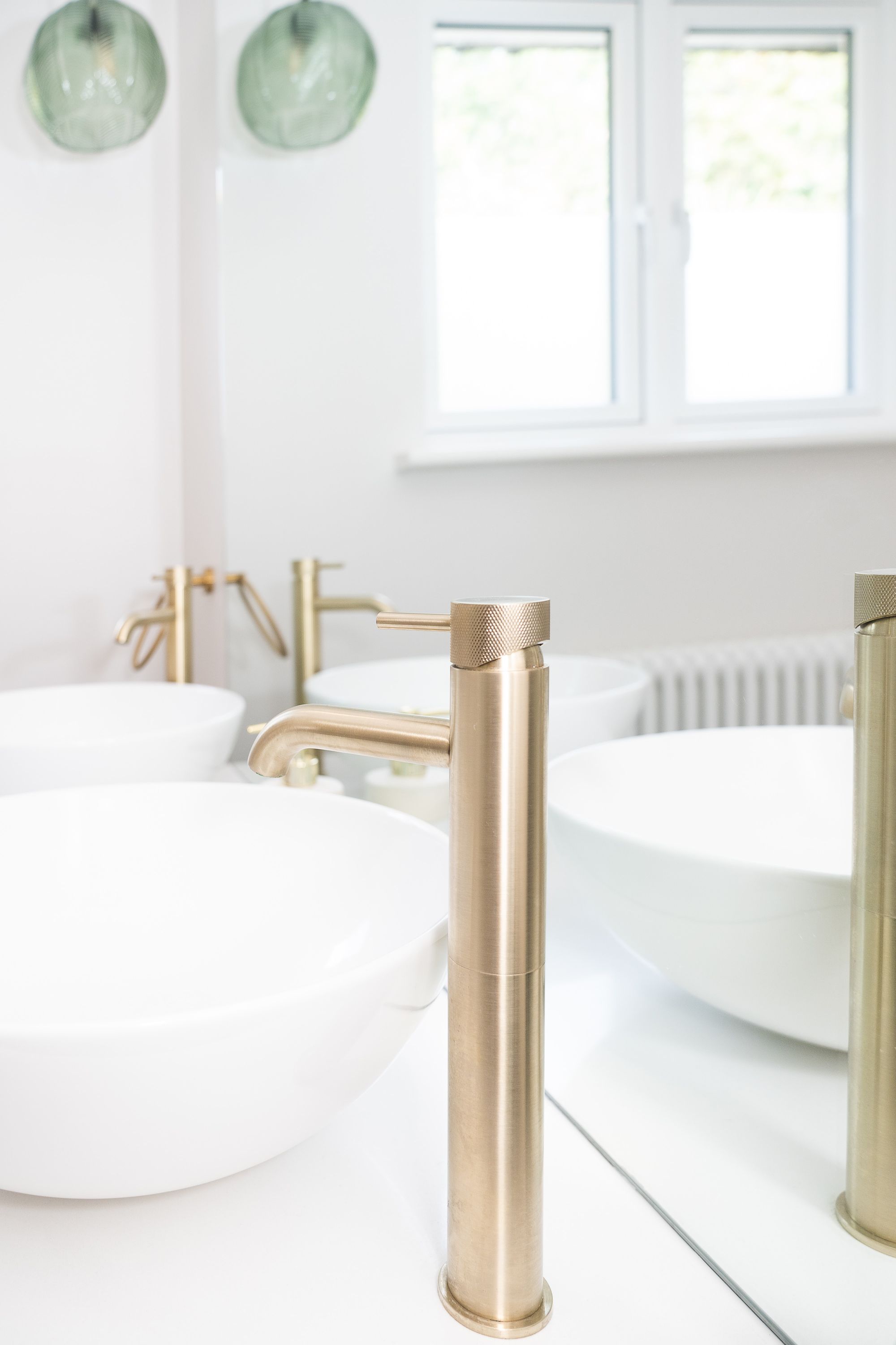 grifería dorada diseño baños modernos