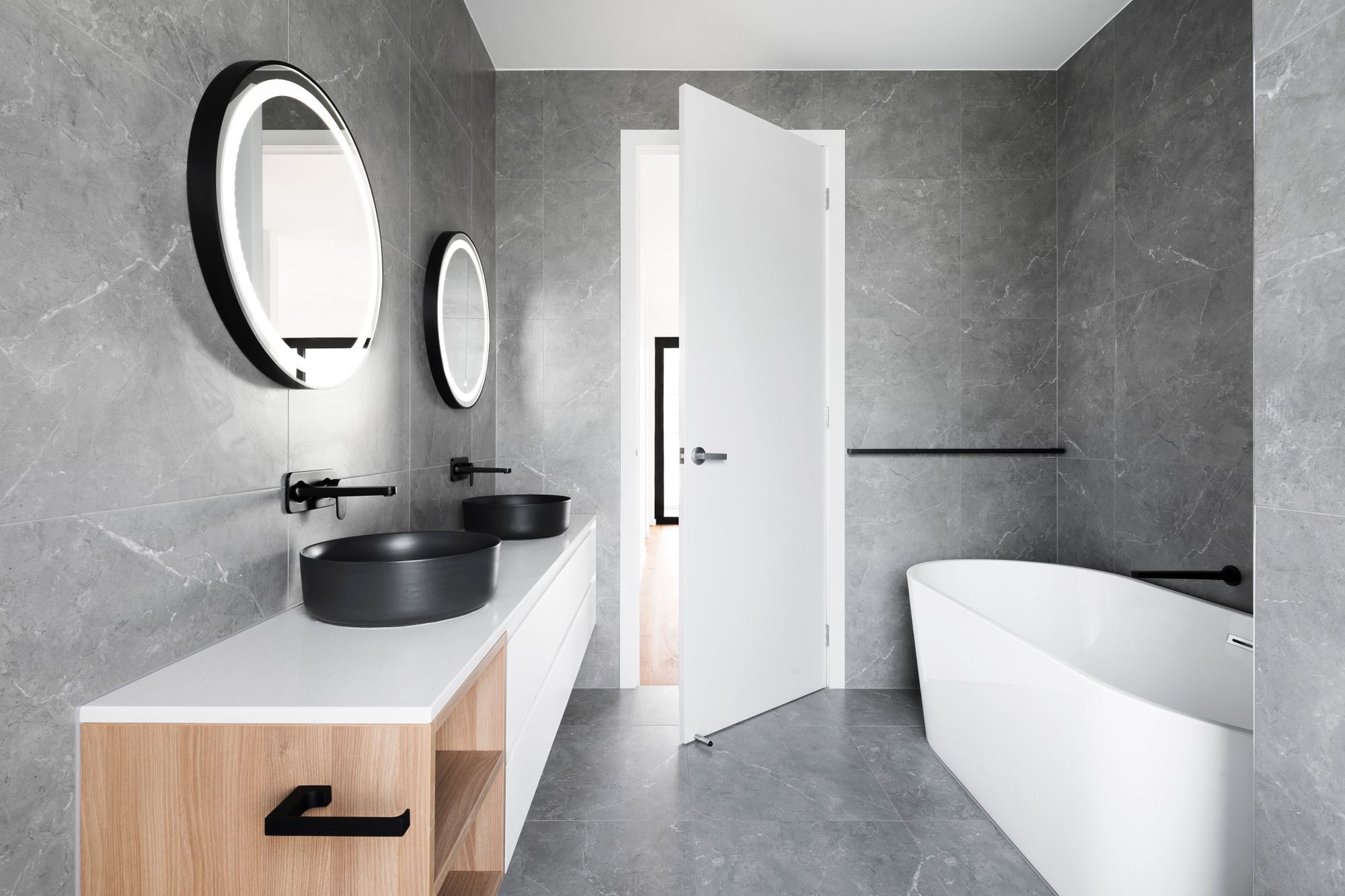 diseño de baños modernos gris