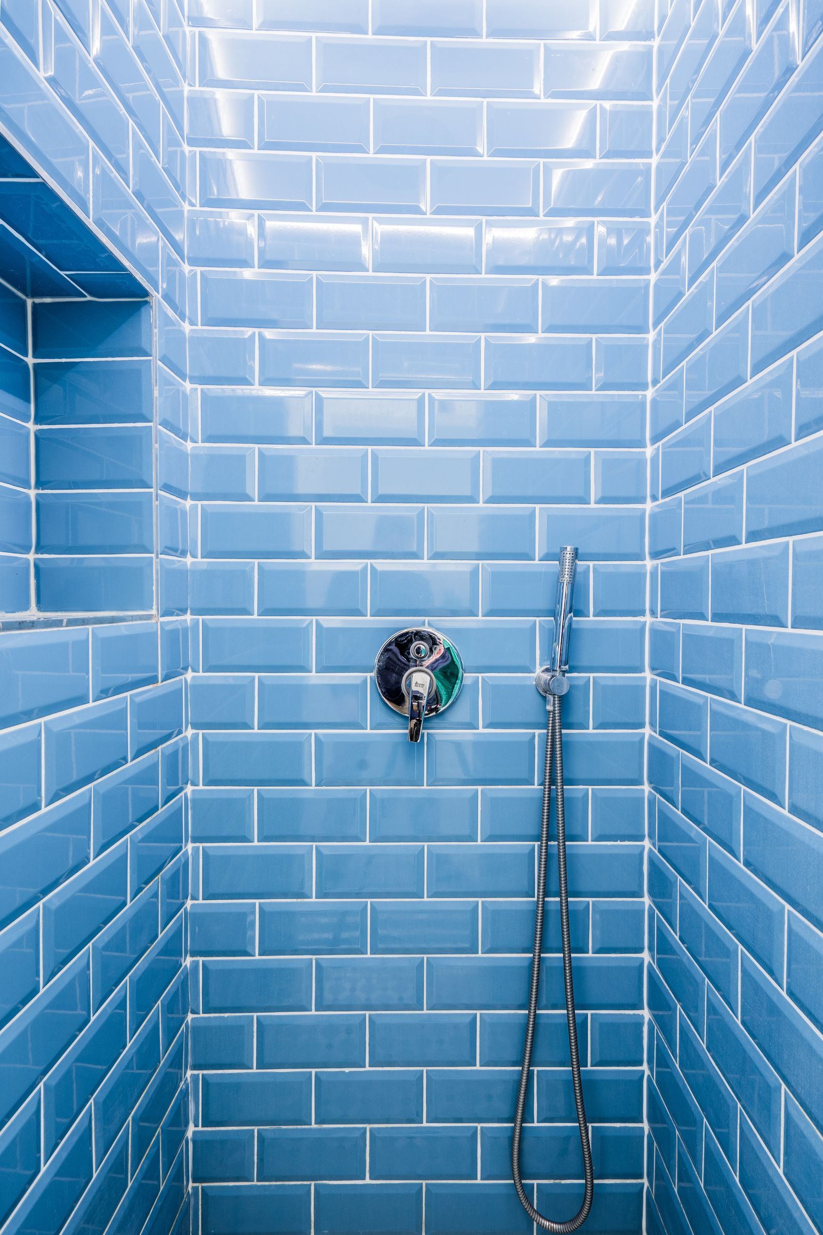 cabine de douche avec une carrelage en brique bleue