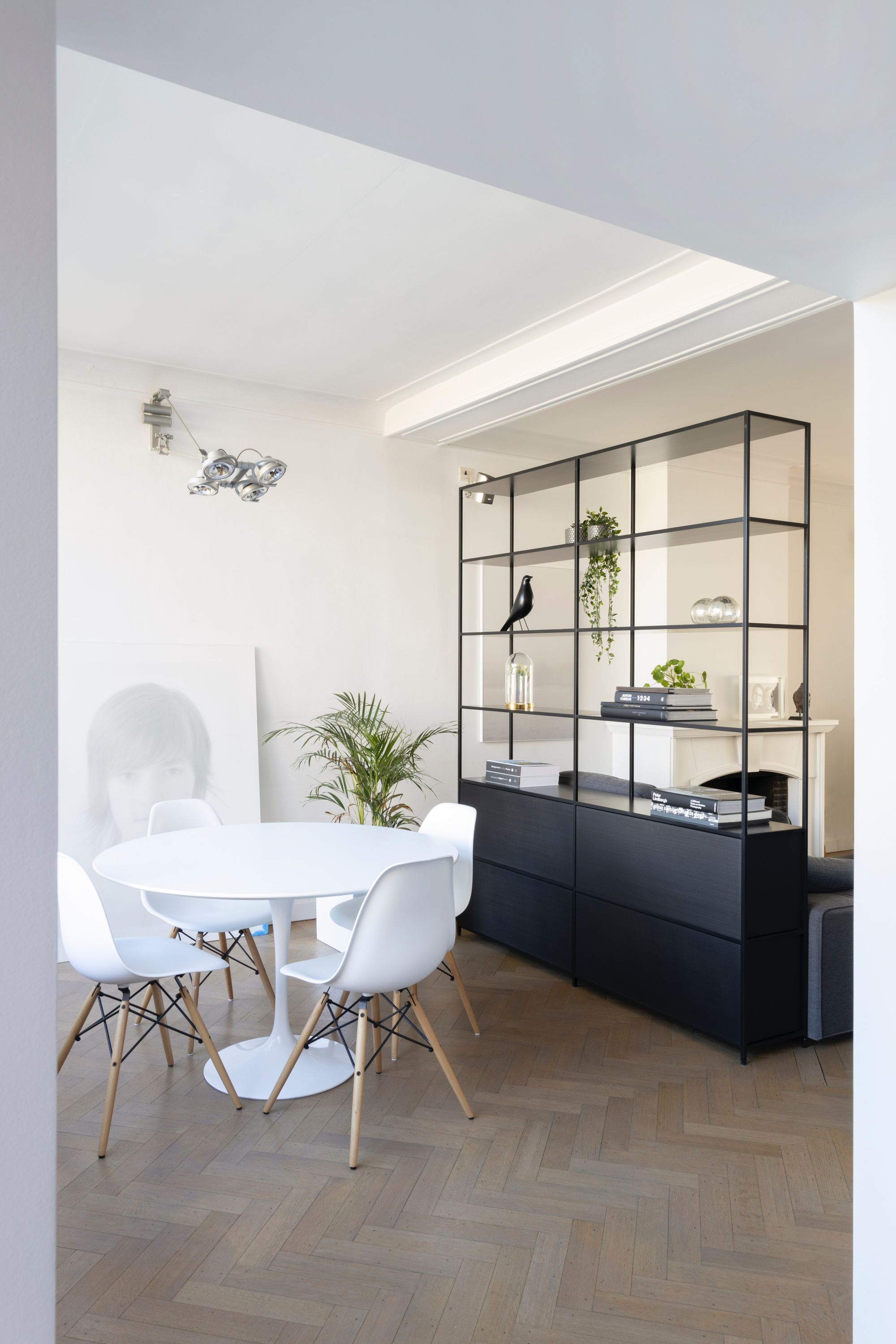 salón-comedor con librería negra, diseño de casas pequeñas