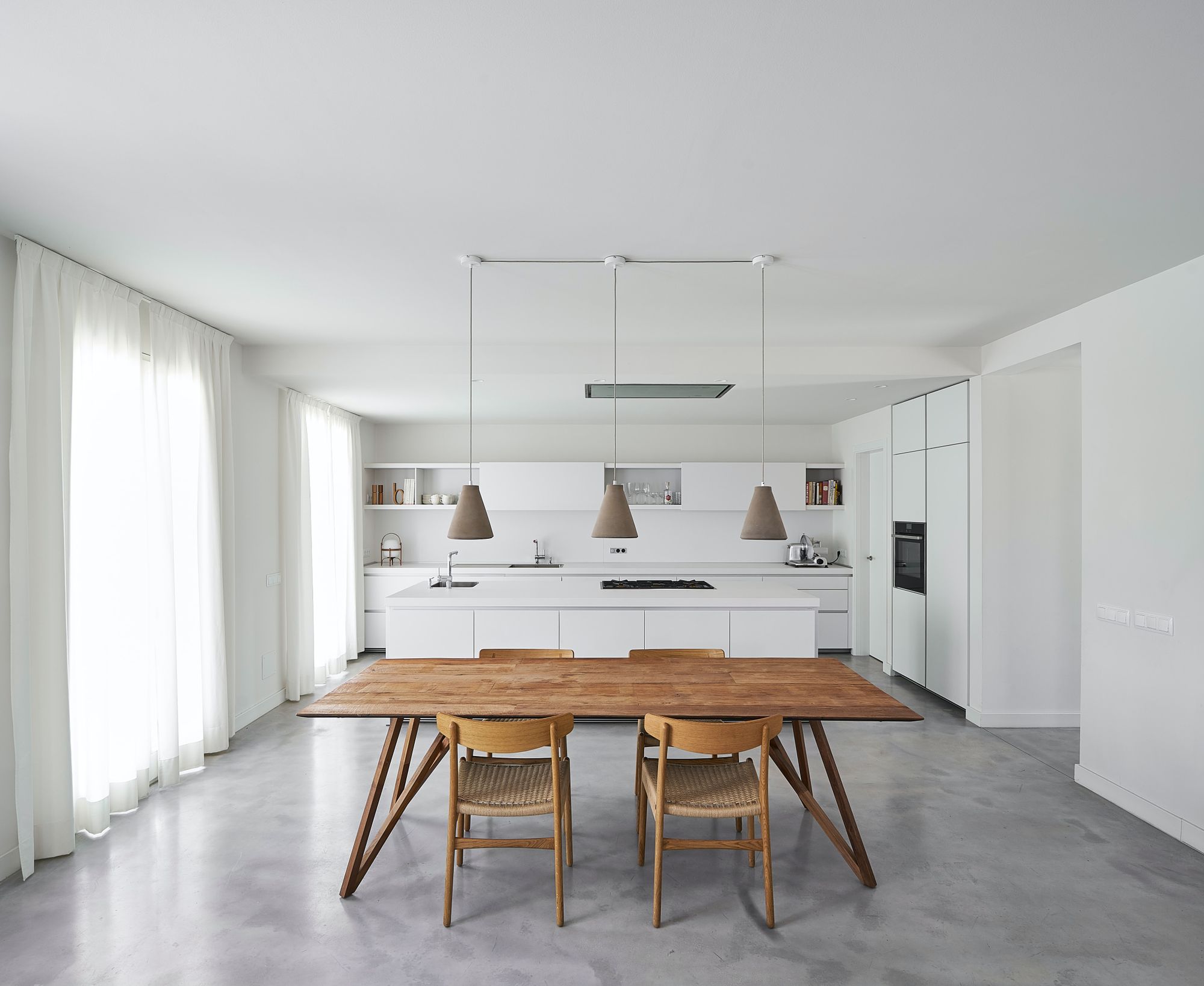 cocina blanca moderna con comedor de madera, diseño de casas pequeñas