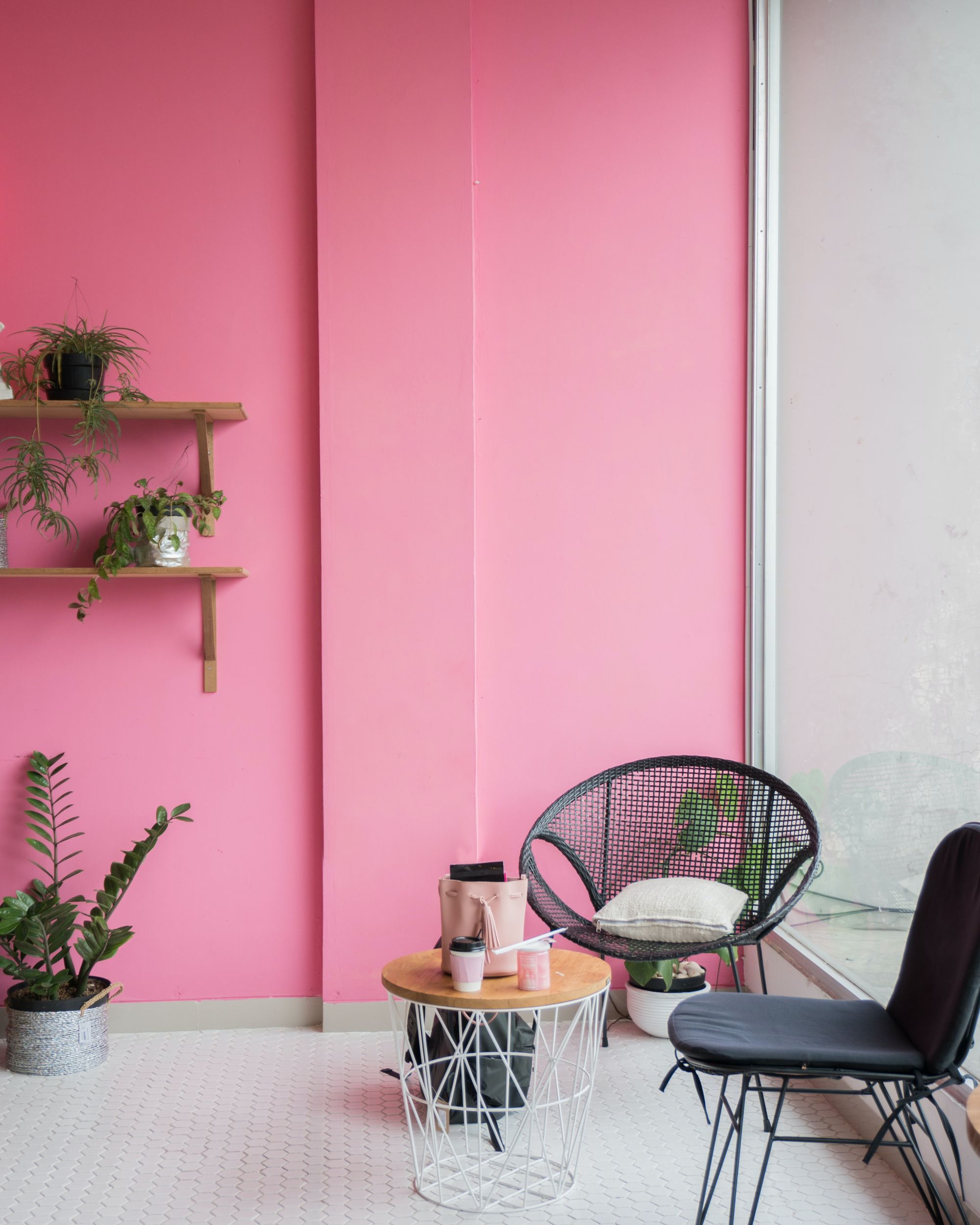 sala con pared rosa, diseño de casas pequeñas