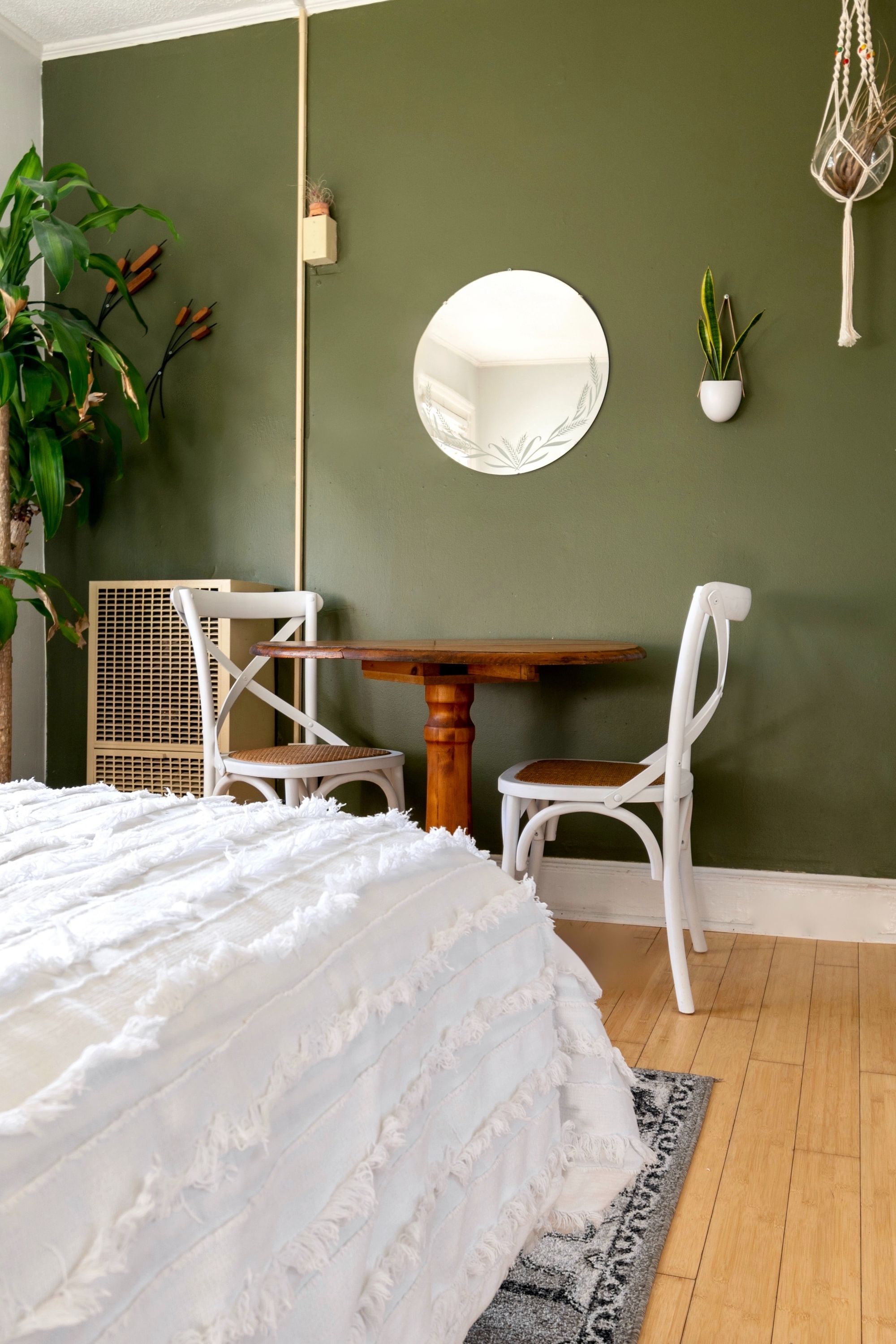 dormitorio de decoración maximalista con muebles vintage y cama blanca