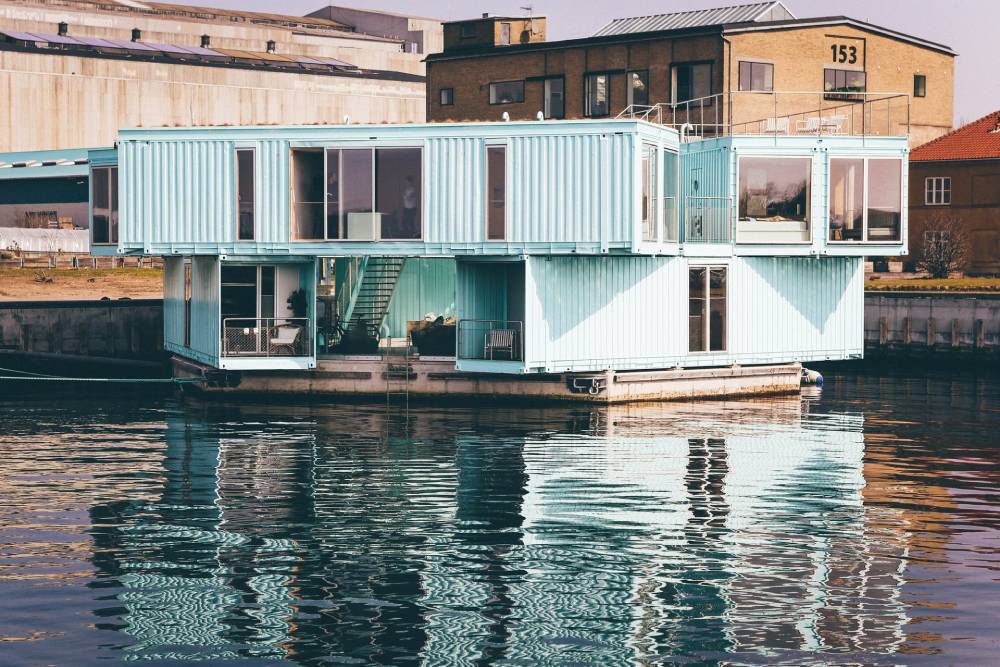 une maison container en acier sur l'eau