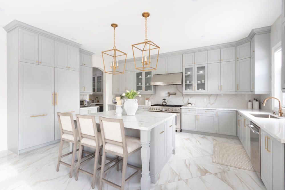 https://planner5d.com/blog/content/images/2022/11/bright-and-white-kitchen.jpg