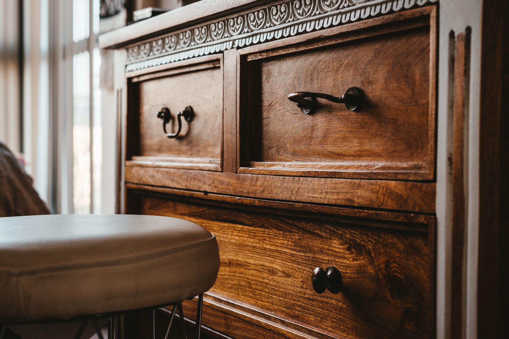 mueble vintage de madera con cajones hermosos
