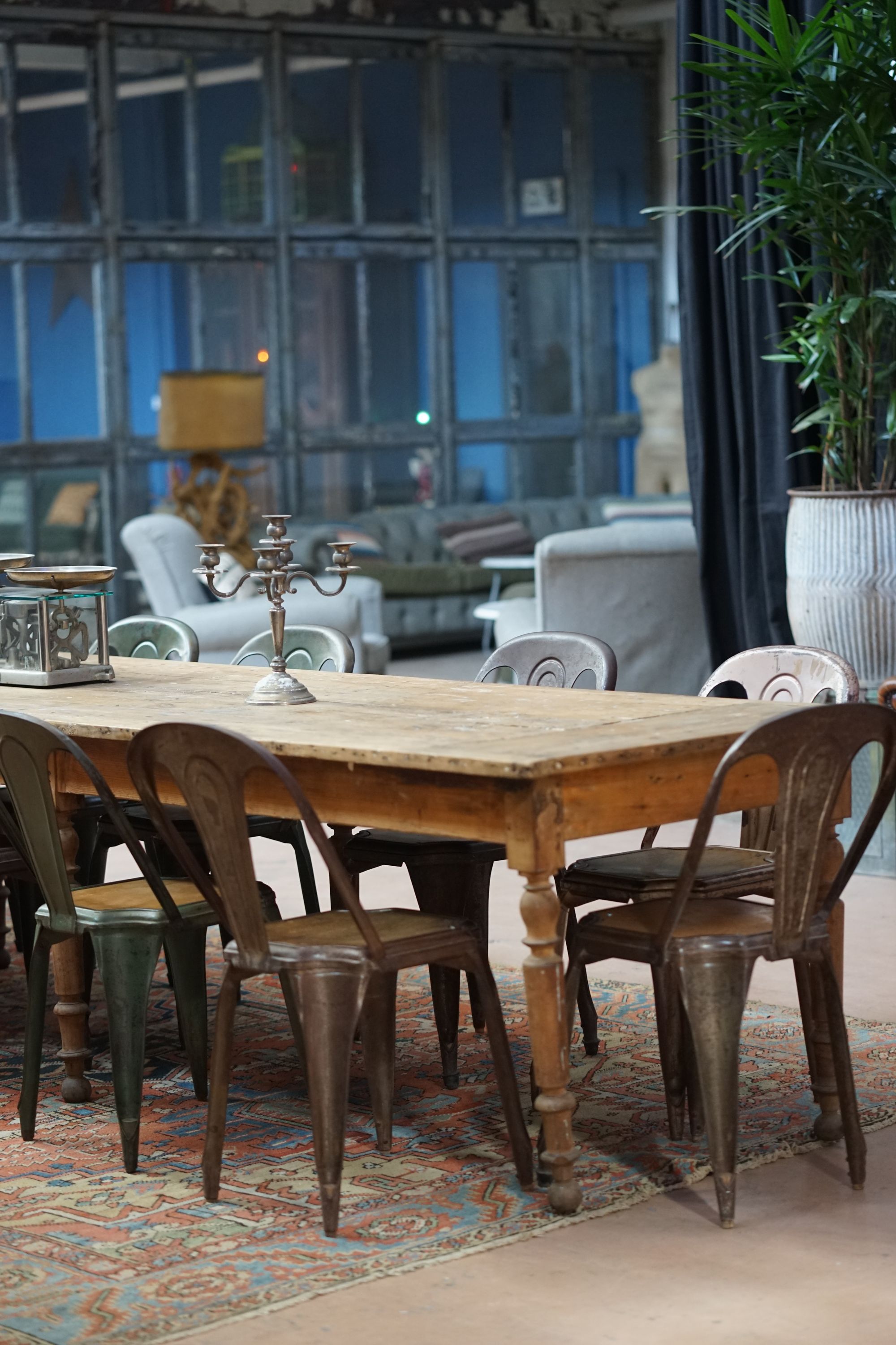 mesa y sillas de comedor vintage de segunda mano con alfombra de colores
