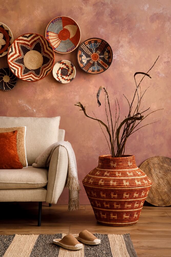 sala de estar, decoración boho con muebles y decoraciones de fibras naturales