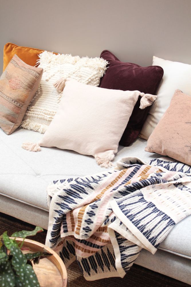 sofá con cojines de colores estilo boho-chic