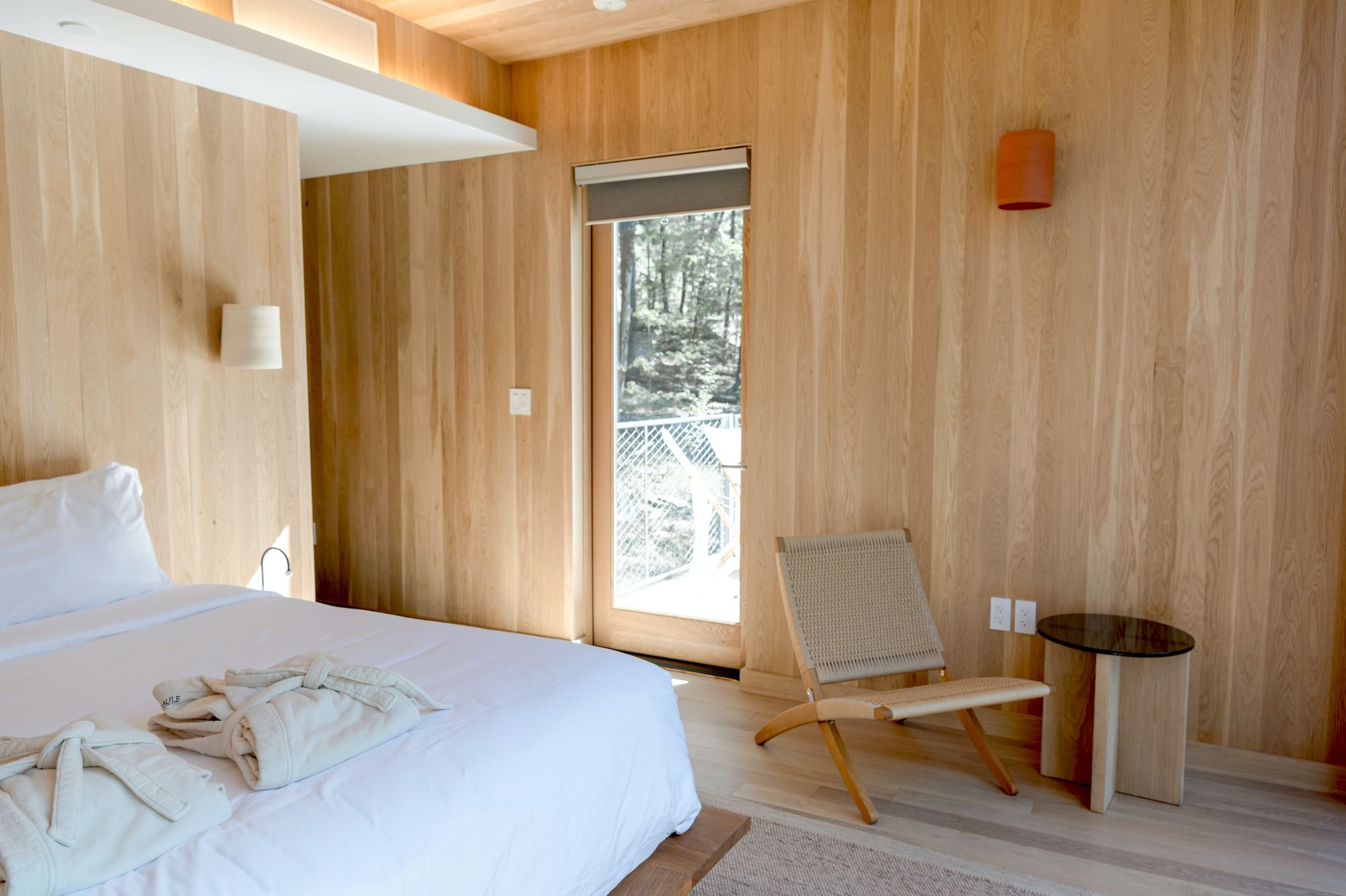 dormitorio con cama blanca y paredes de madera, Diseño de habitaciones juveniles