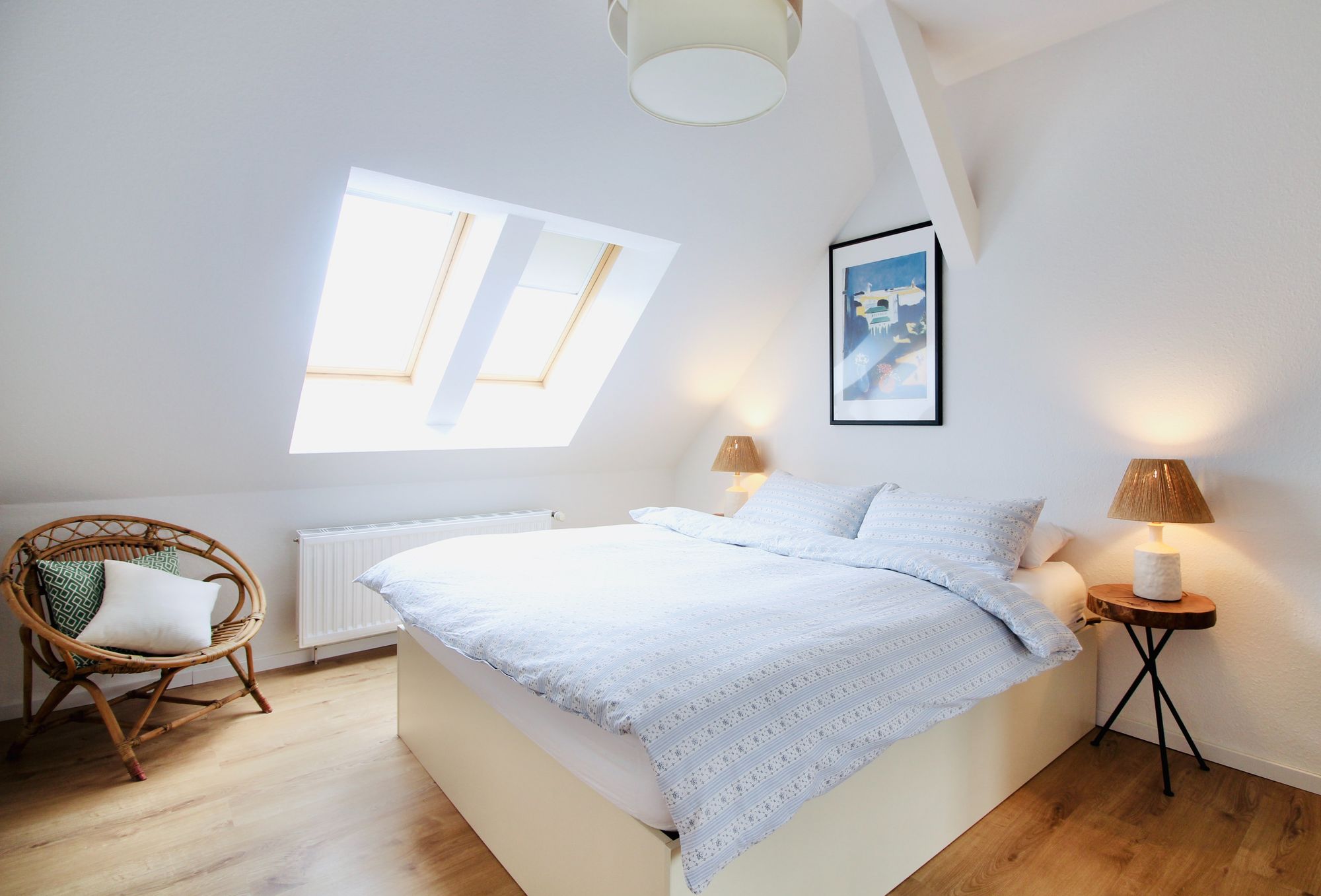 diseño de dormitorio juvenil en ático abuhardillado luminoso con cama cómoda