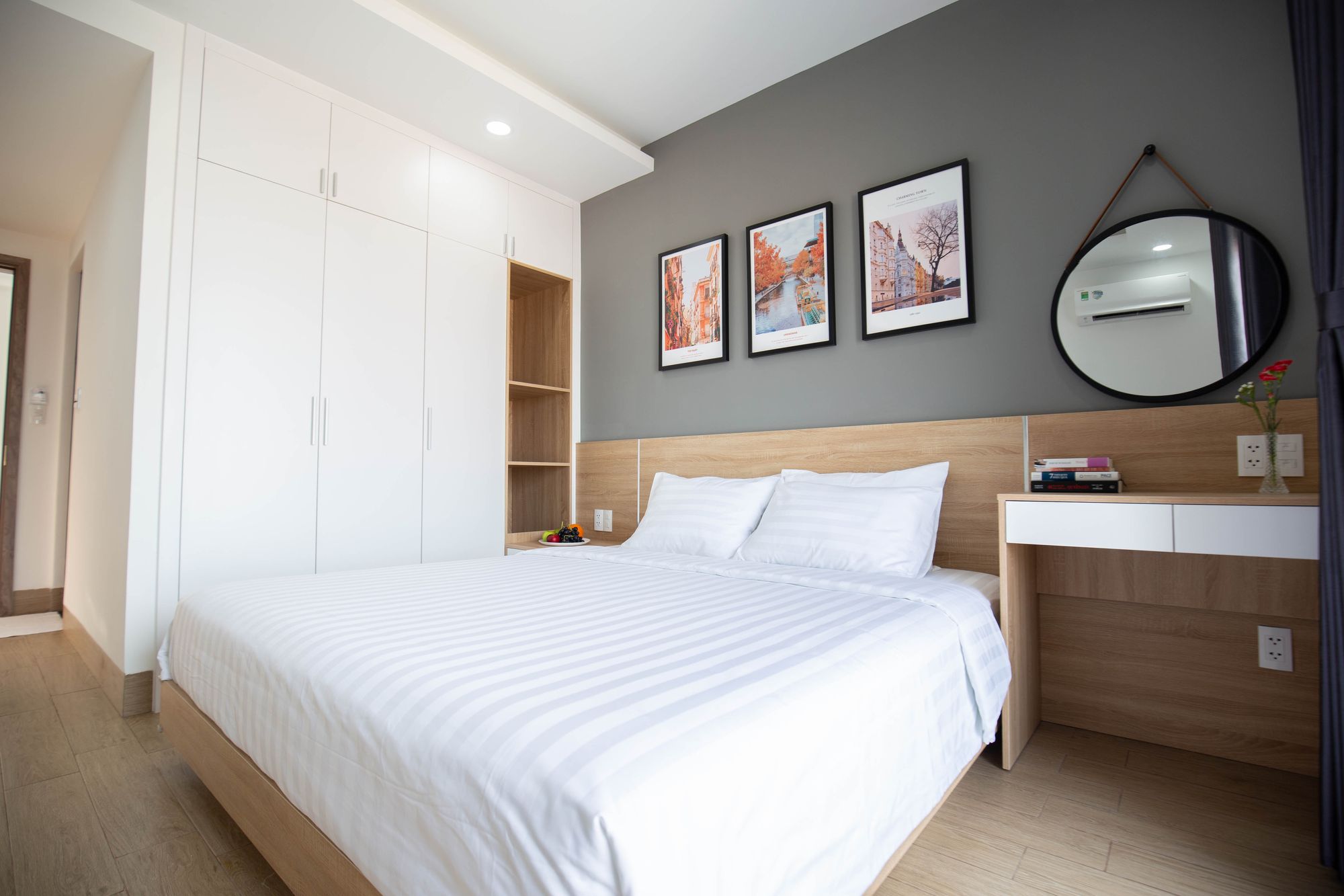 dormitorio juvenil moderno con madera y color blanco, escritorio pequeño y espejo