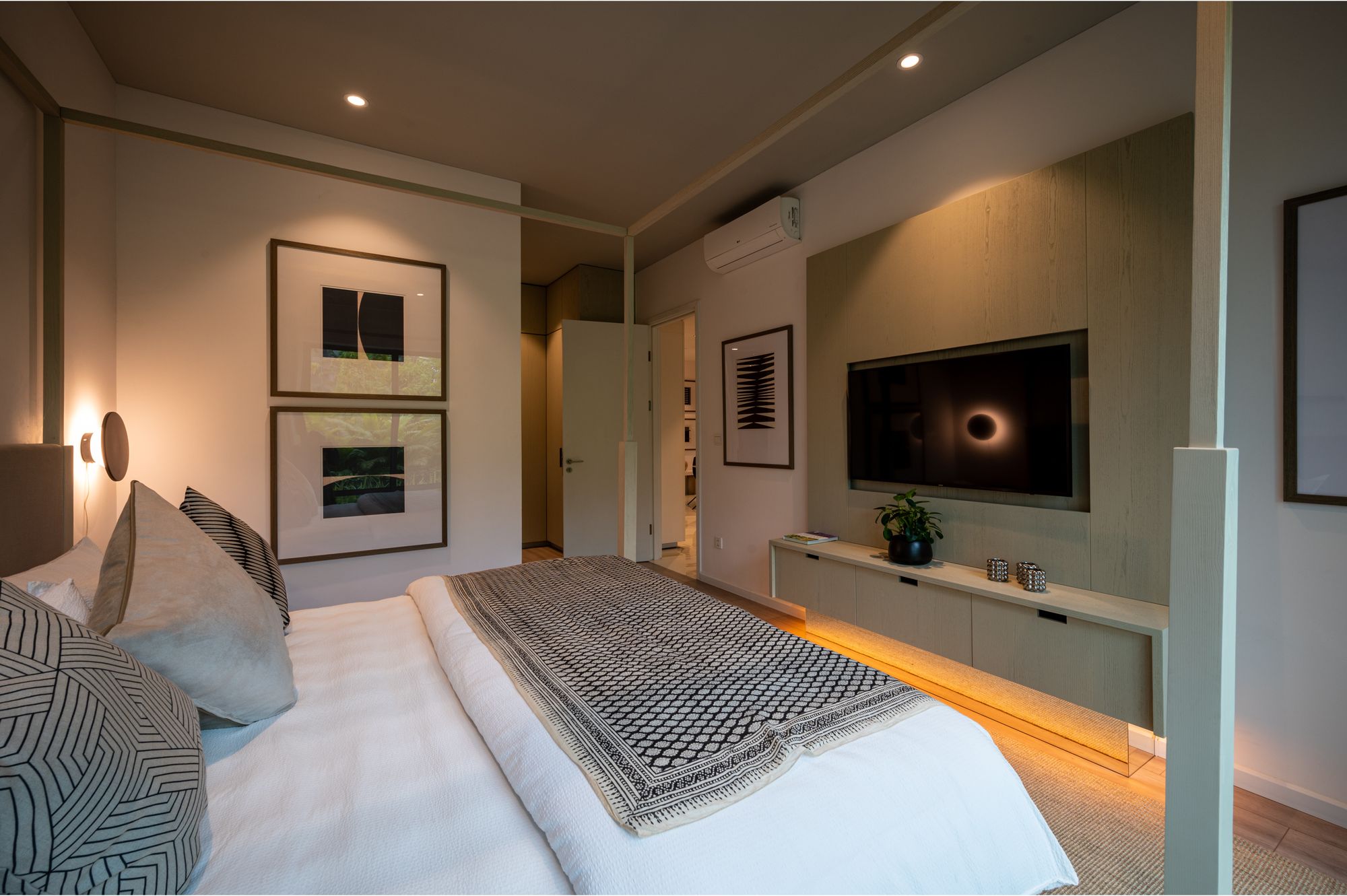 dormitorio con cama grande con dosel, decoración elegante de dormitorio