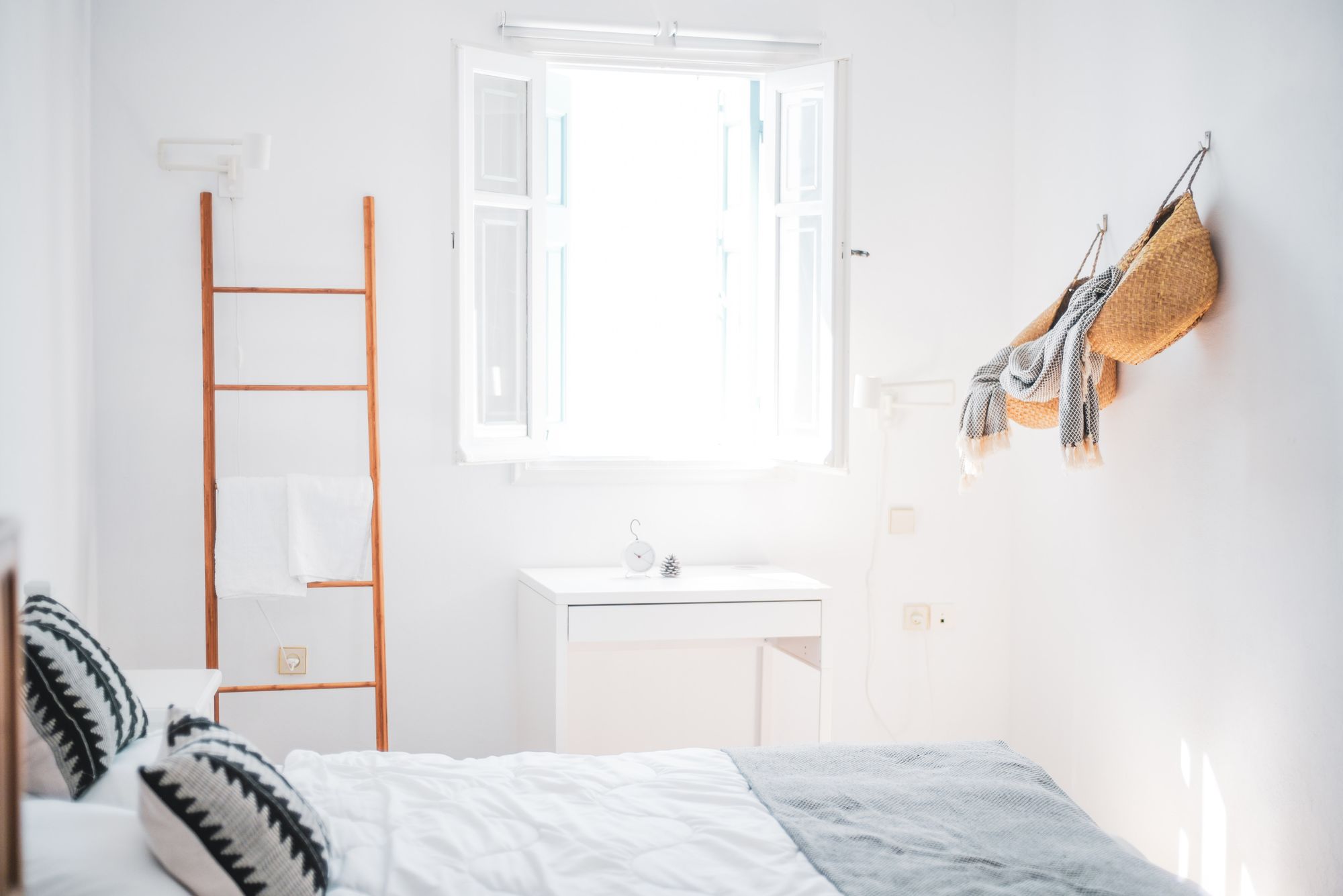 Diseño de habitaciones juveniles, dormitorio luminoso con cama cómoda