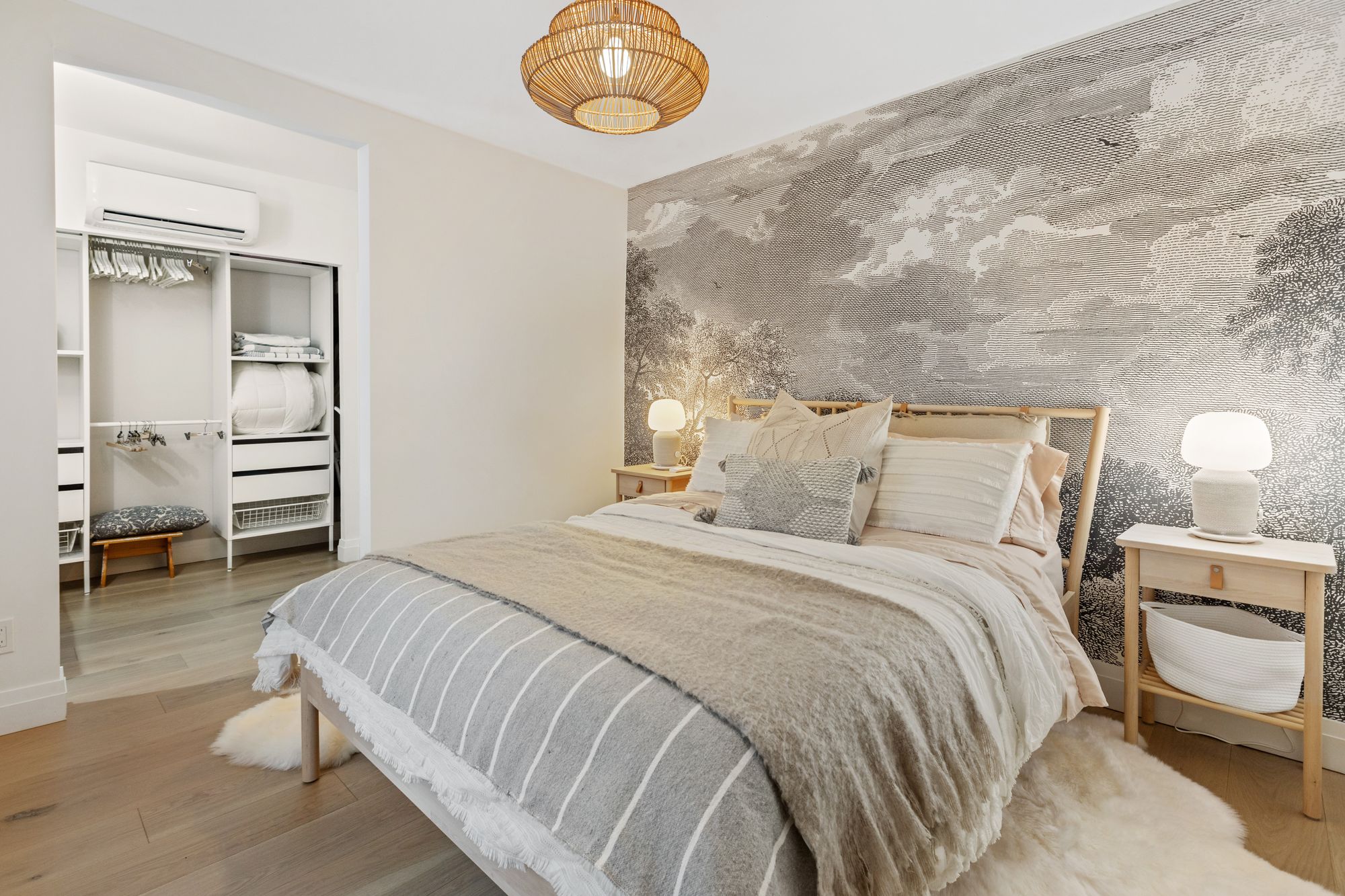 dormitorio relajante bonito con vestidor, tonos neutros, madera y cama cómoda