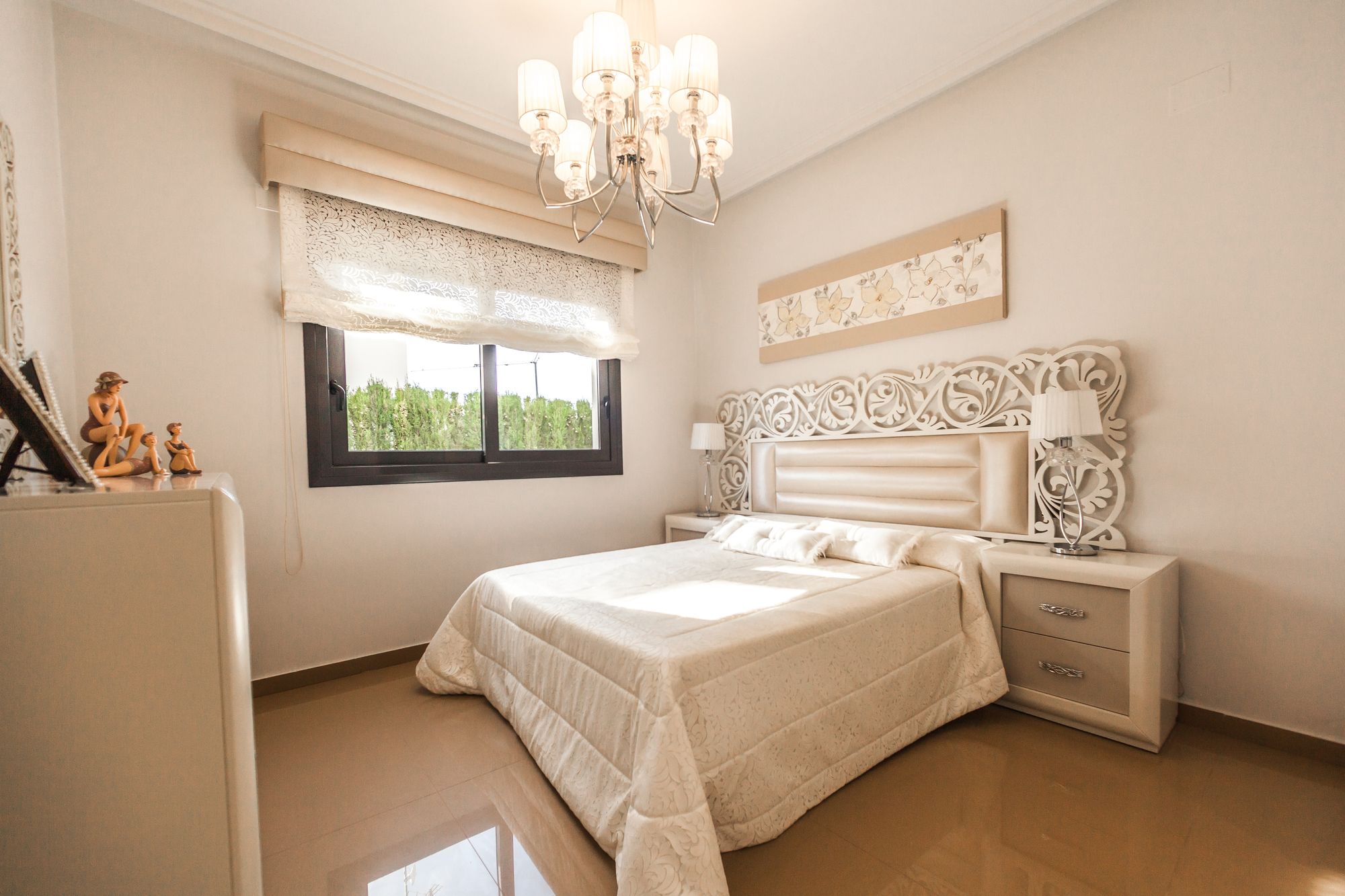dormitorio juvenil glamuroso de color blanco con cabecero y ventana 