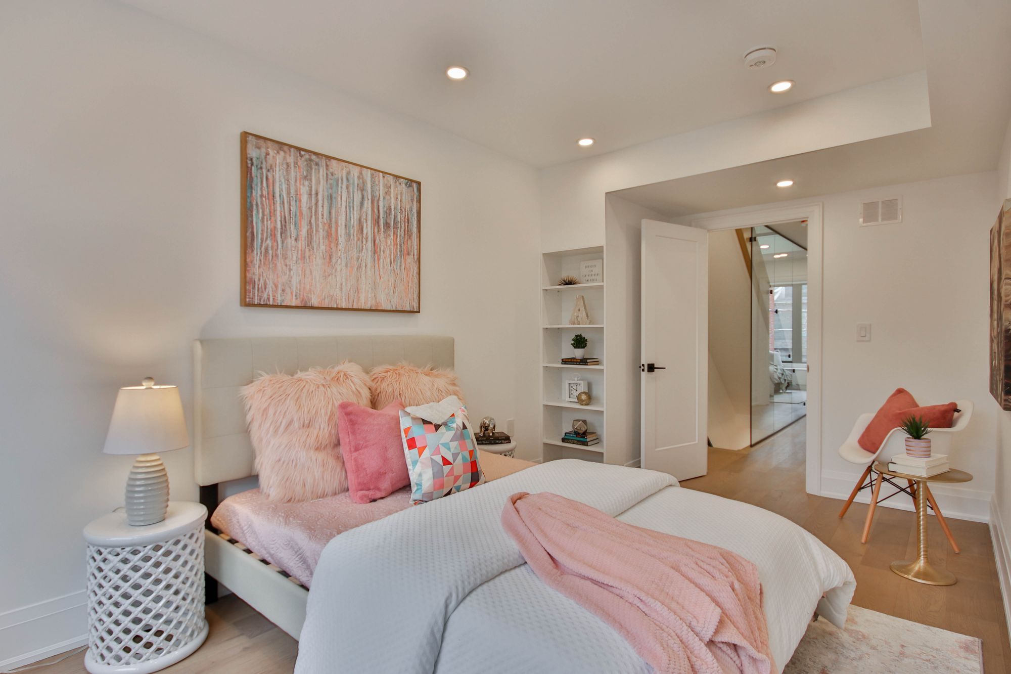 habitación adolescente moderna blanca con detalles en rosa, cámada cómoda, estantería 