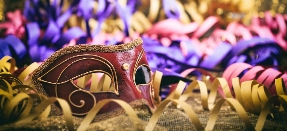 mascaras decorando o ambiente de carnaval 2024