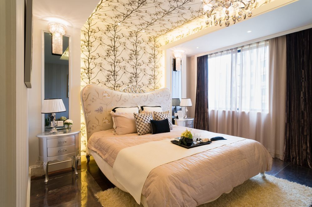 Chambre à coucher élégante de couleur crème avec une bande de papier peint audacieuse