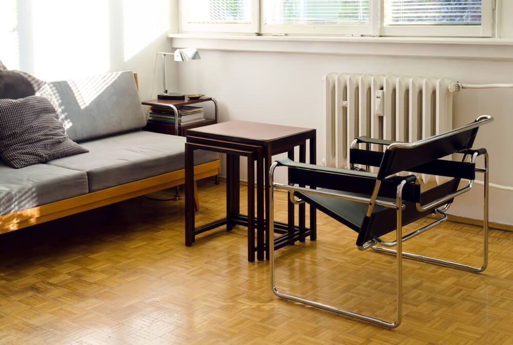 Wohnzimmer mit dem schwarzen Wassily Sessel von Marcel Breurer