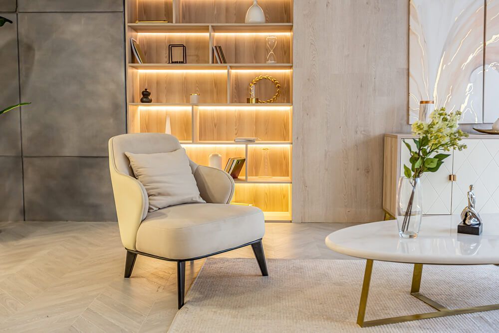 Diseño de sala de estar moderna con iluminación artificial en estantería iluminada