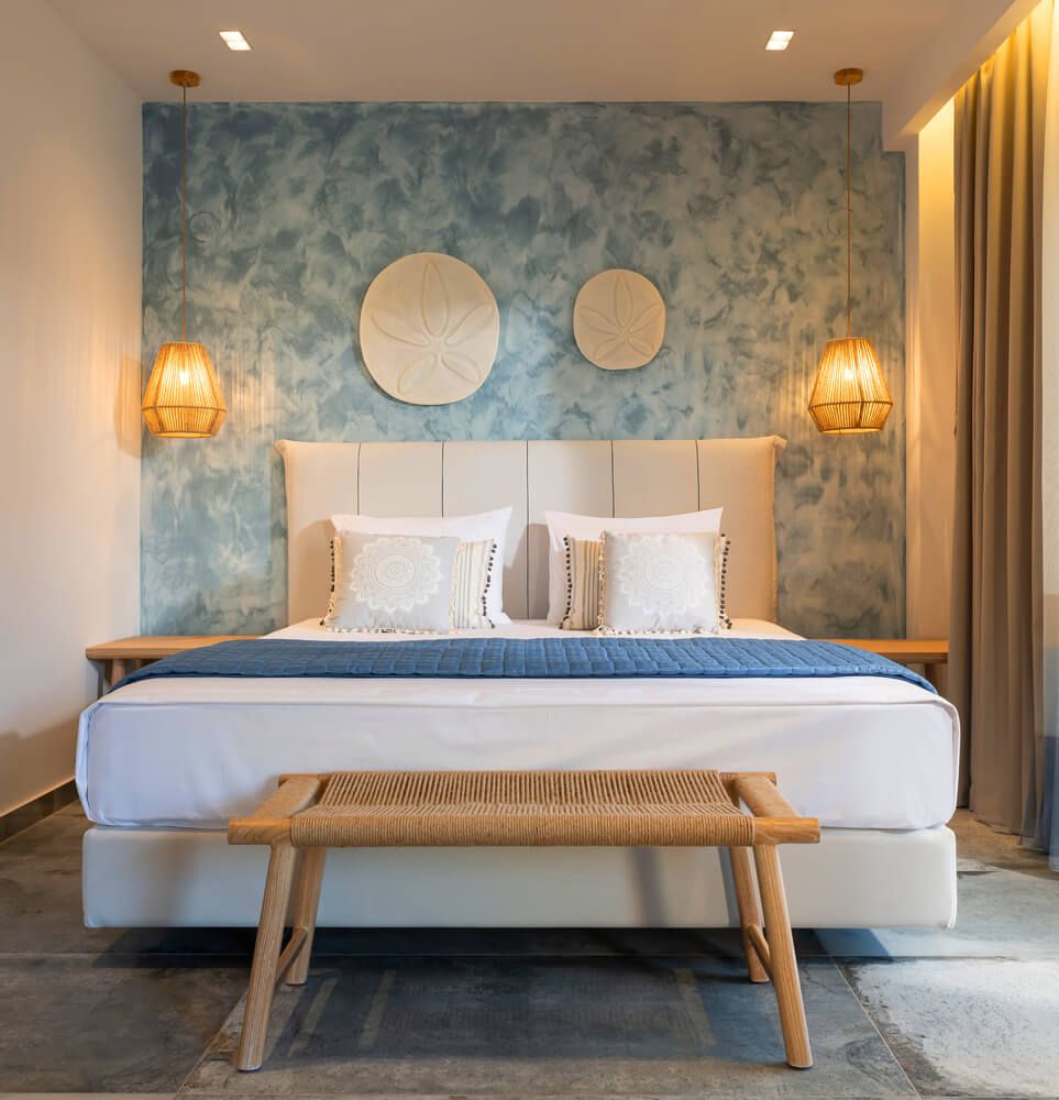 dormitorio con cama azul y blanca, con muebles de madera de estilo náutico