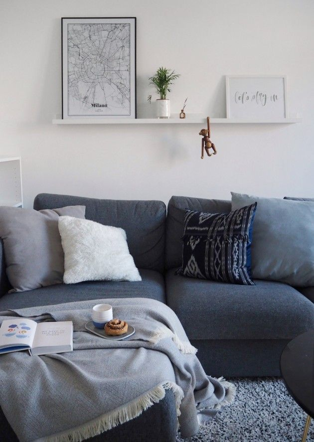 синий диван с подушками в гостиной в скандинавском стиле