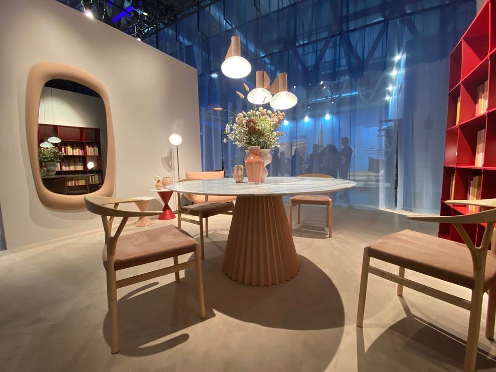 diseño de sala de estar con mesa de mármol en el Salone del Mobile de Milán