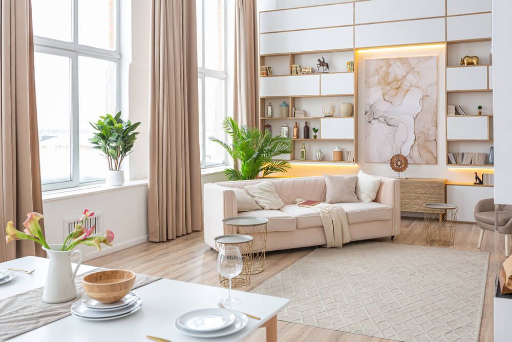 diseño de sala de estar moderna blanca y dorada con luz natural