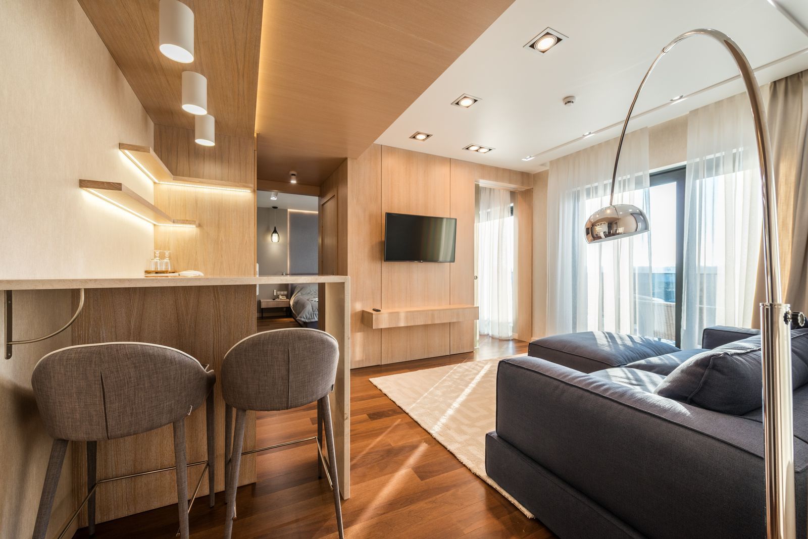 sala de estar elegante con madera y detalles marrones