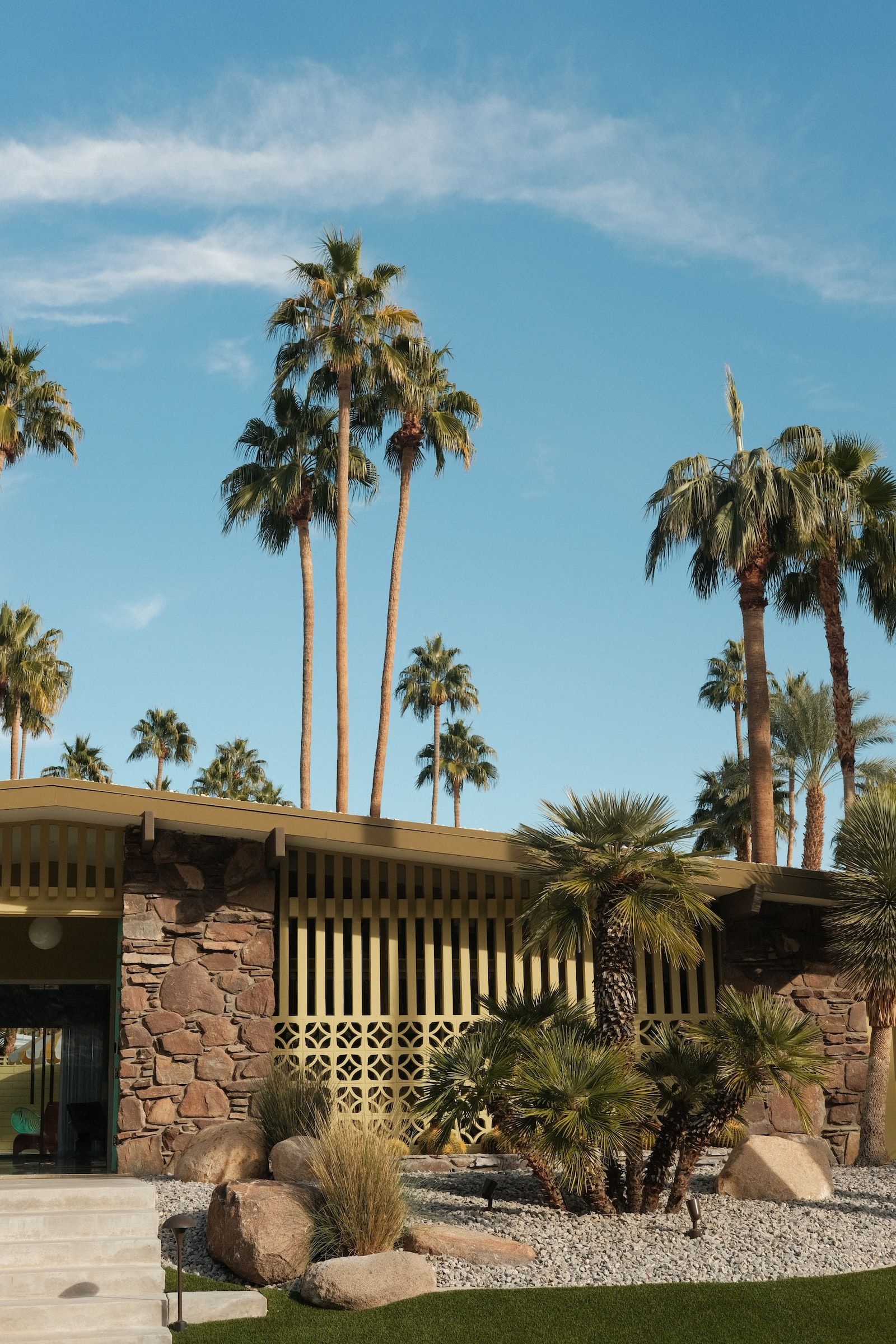 Maison de style ranch avec des palmiers en Californie