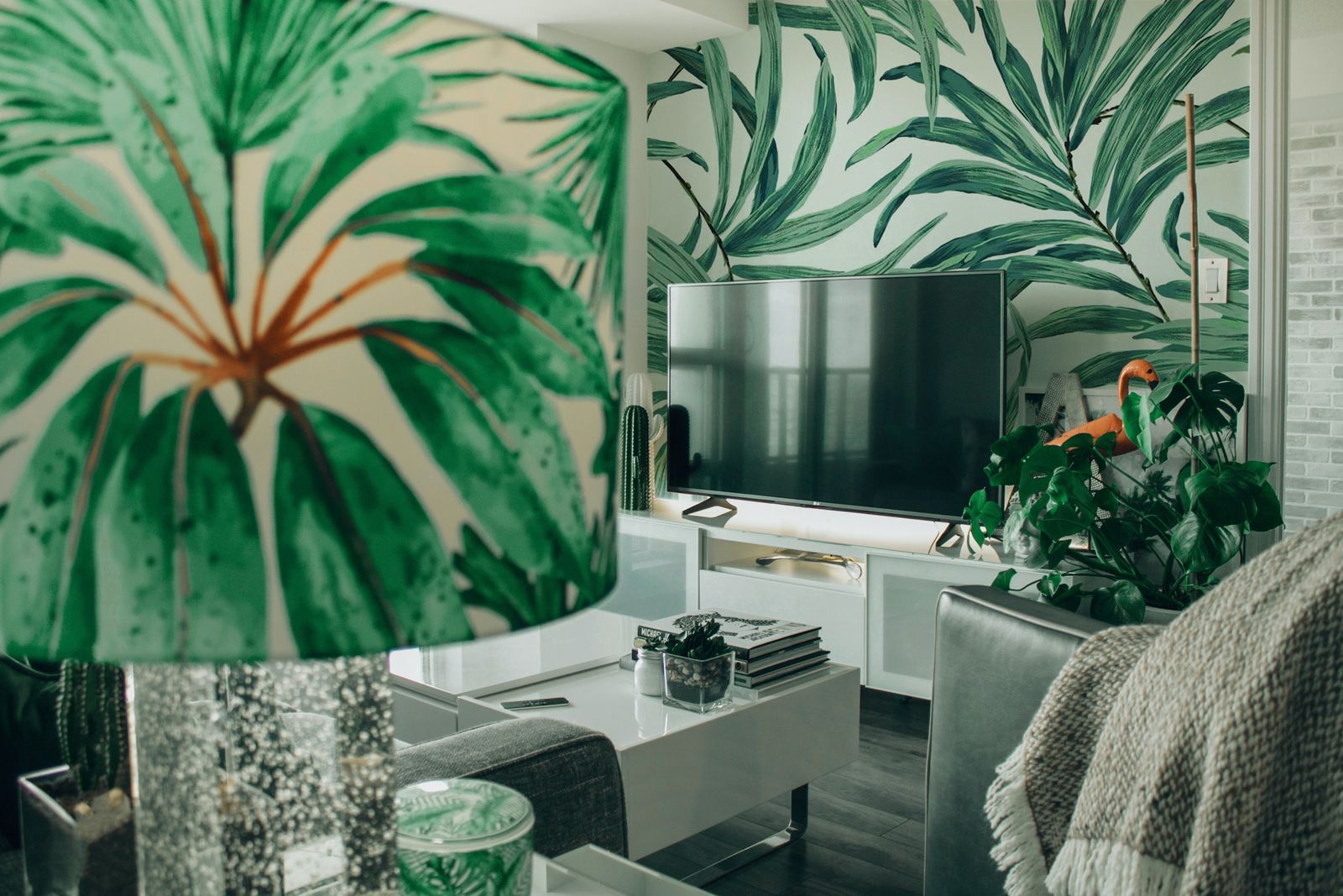 sala de estar con decoración verde de palmeras