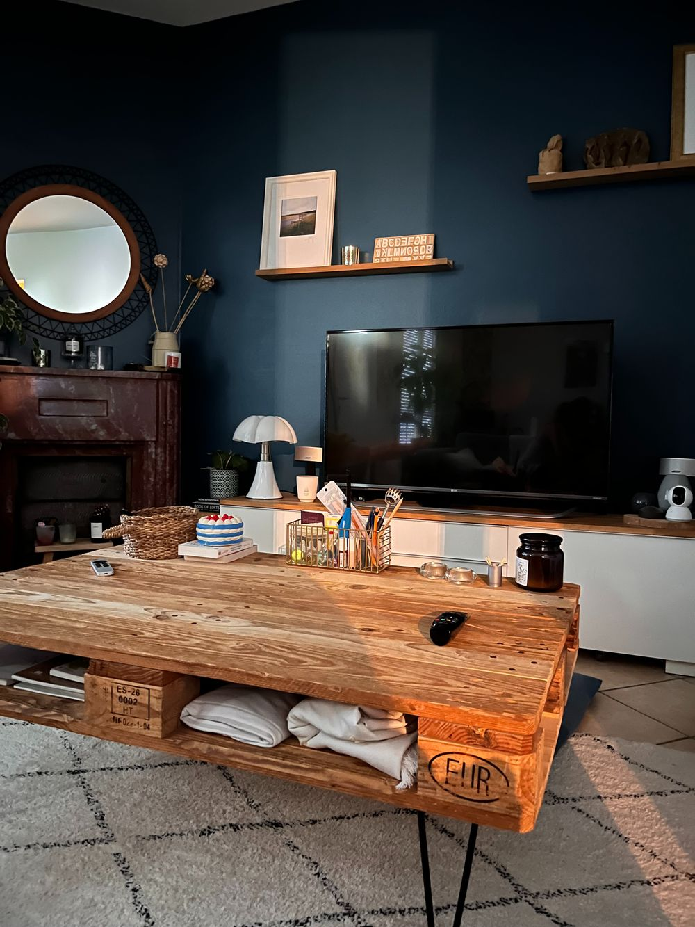 деревянный журнальный столик перед телевизором