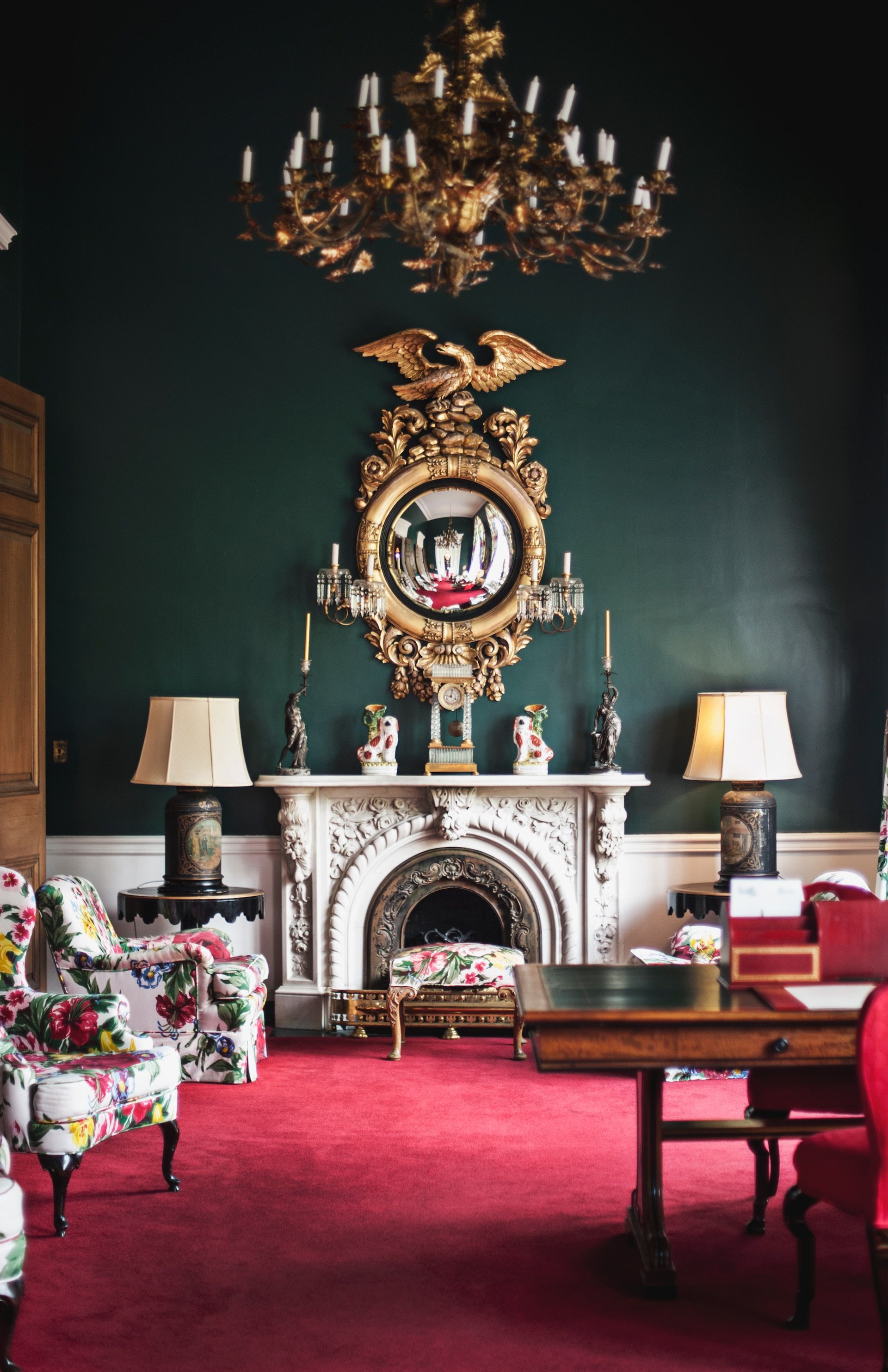 intérieur élégant et maximaliste avec des meubles assortis et un tapis rouge foncé