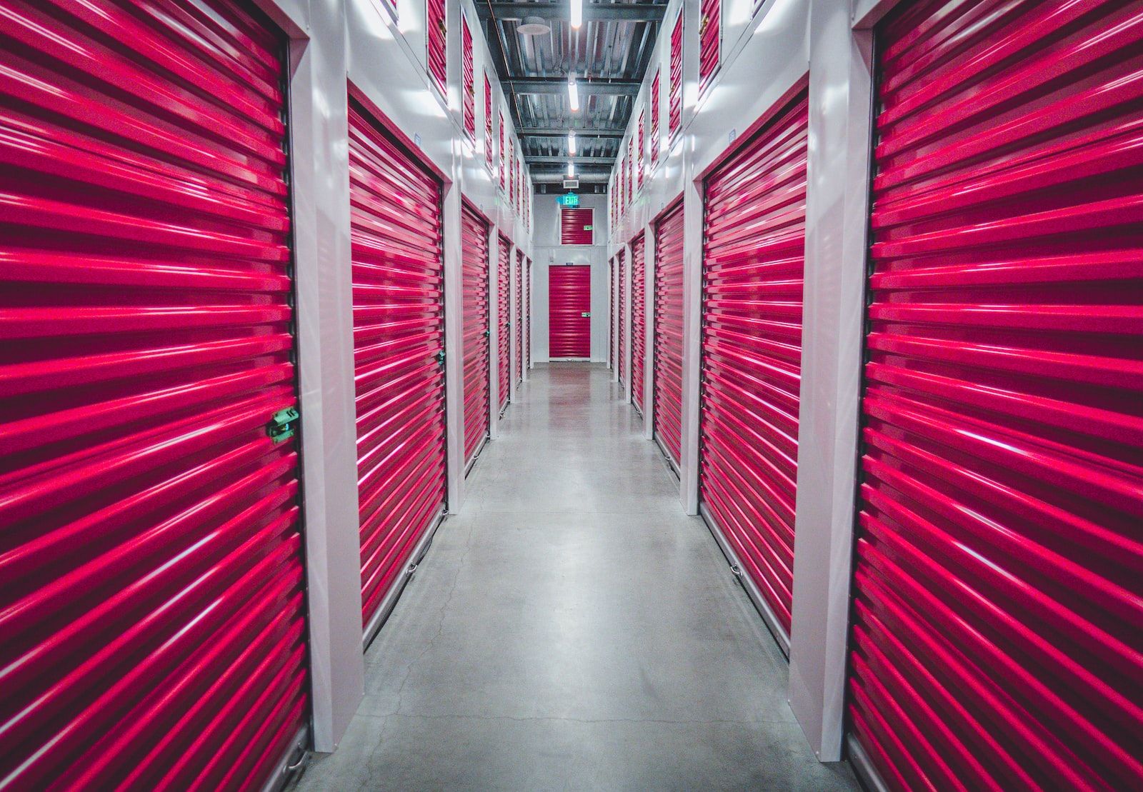 un espace de stockage avec des portes rouges