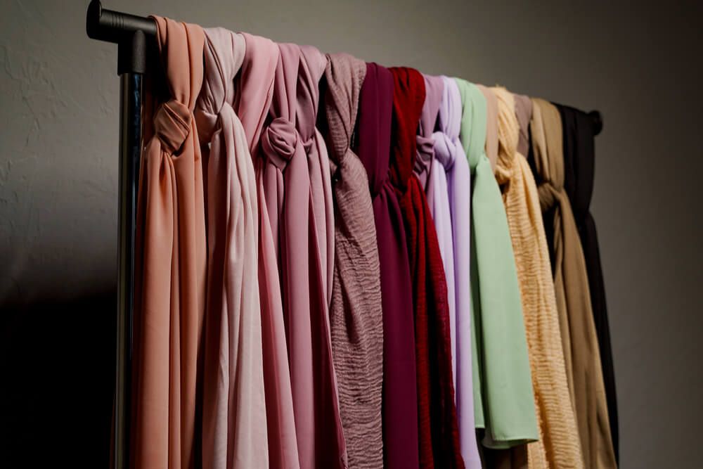 Use um cabideiro para seus lenços | Shutterstock