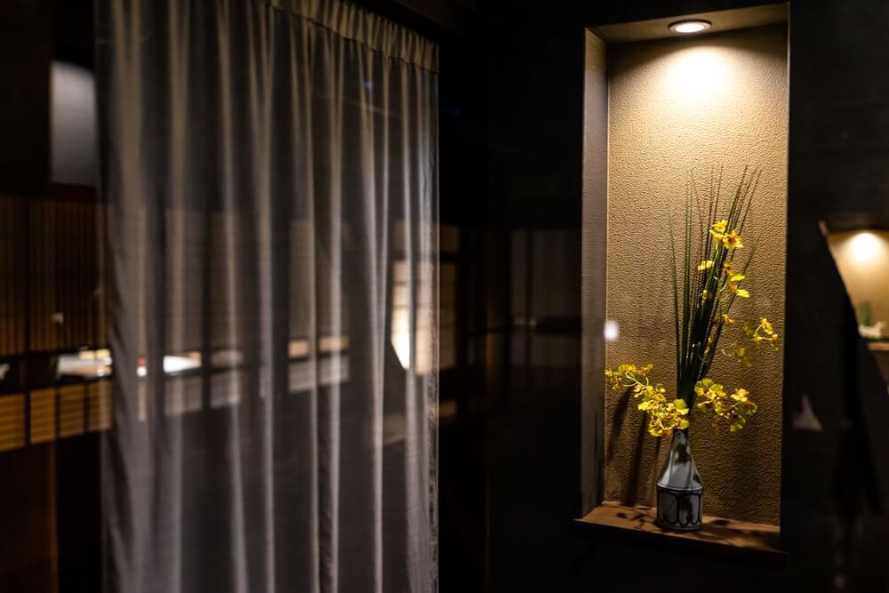 Opte por divisores de cortina transparentes ou pesados ​​| Kristi Blokhin/Shutterstock