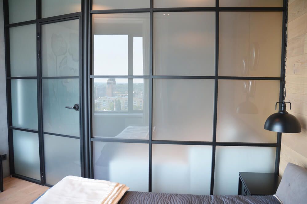 Divisor de quarto de vidro | Radovan1/Shutterstock