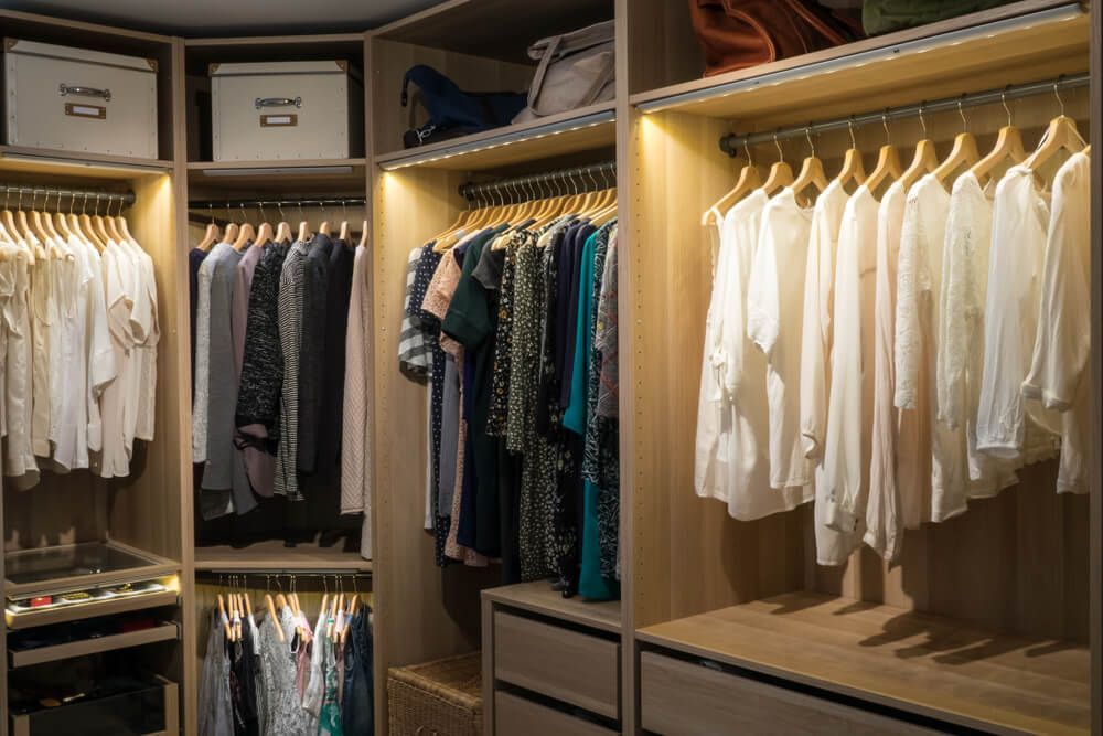 Iluminação no armário facilita encontrar roupas | Foto de B.Forenius/Shutterstock