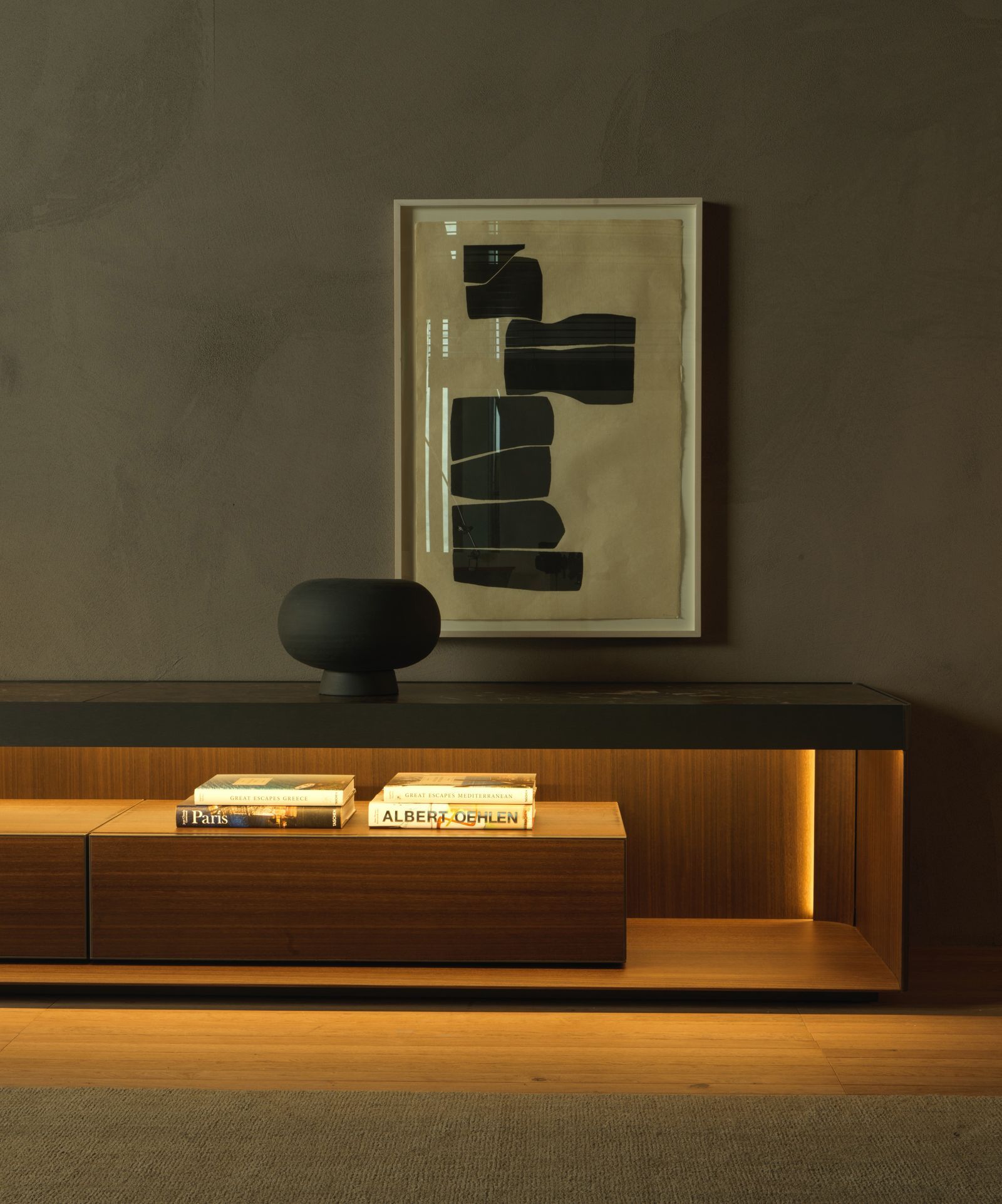 mueble de salón de madera con luz cálida de Vincent Van Duysen en Molteni&C