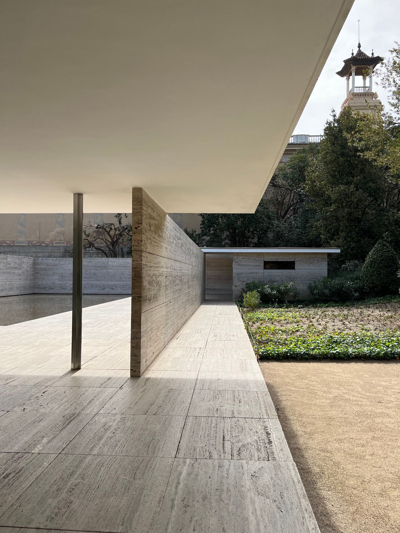 Simplicidad y serenidad en un diseño interior de jardín zen natural de  planta abierta
