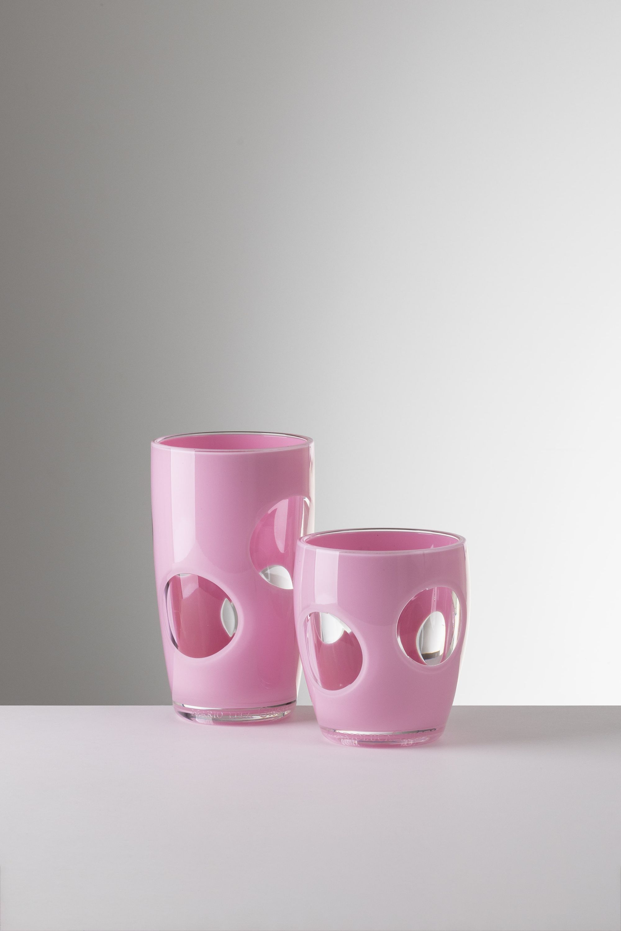 cristalería de diseño de mario luca giusti, vasos de color rosa, lila