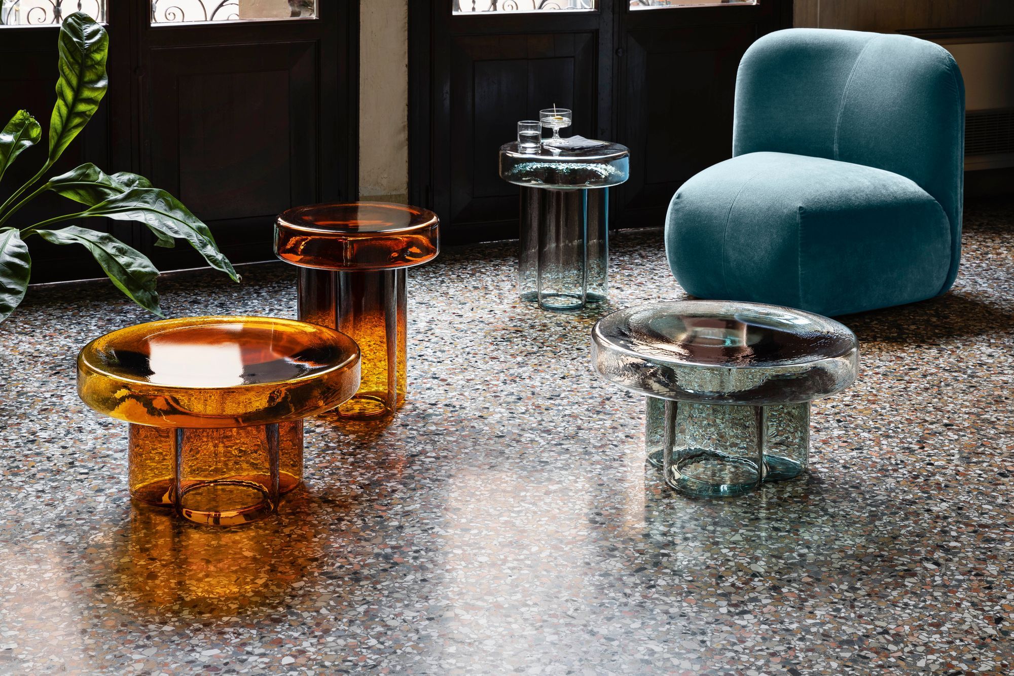 стеклянные столы, вдохновленные 70-ми