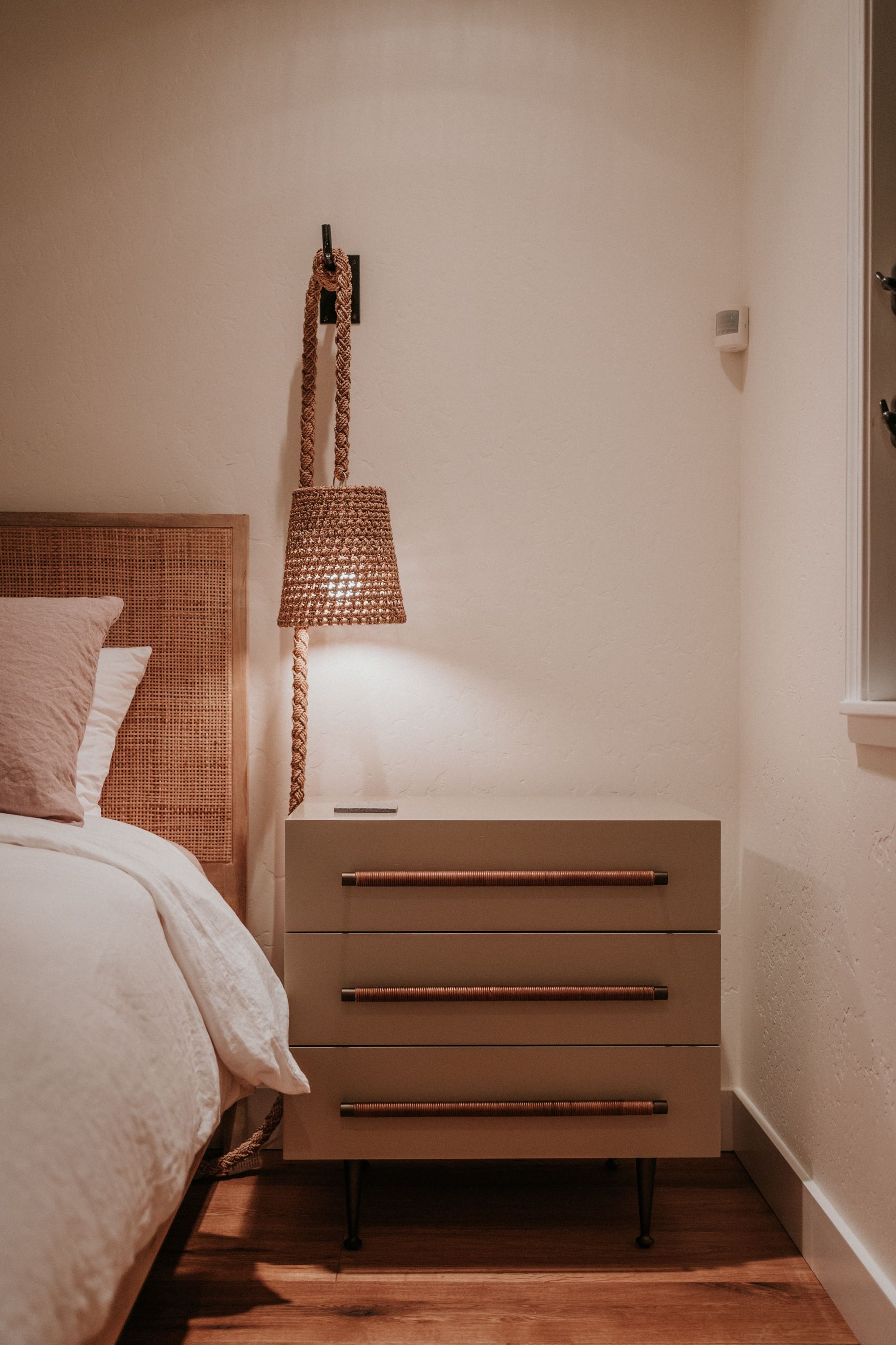 11 mesitas de noche que reflejan tu estilo decorativo (y añaden un toque de  diseño a tu dormitorio)