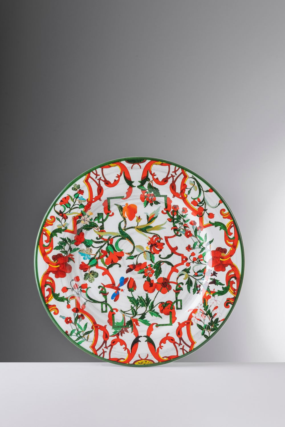 фарфоровая тарелка в цветочном дизайне