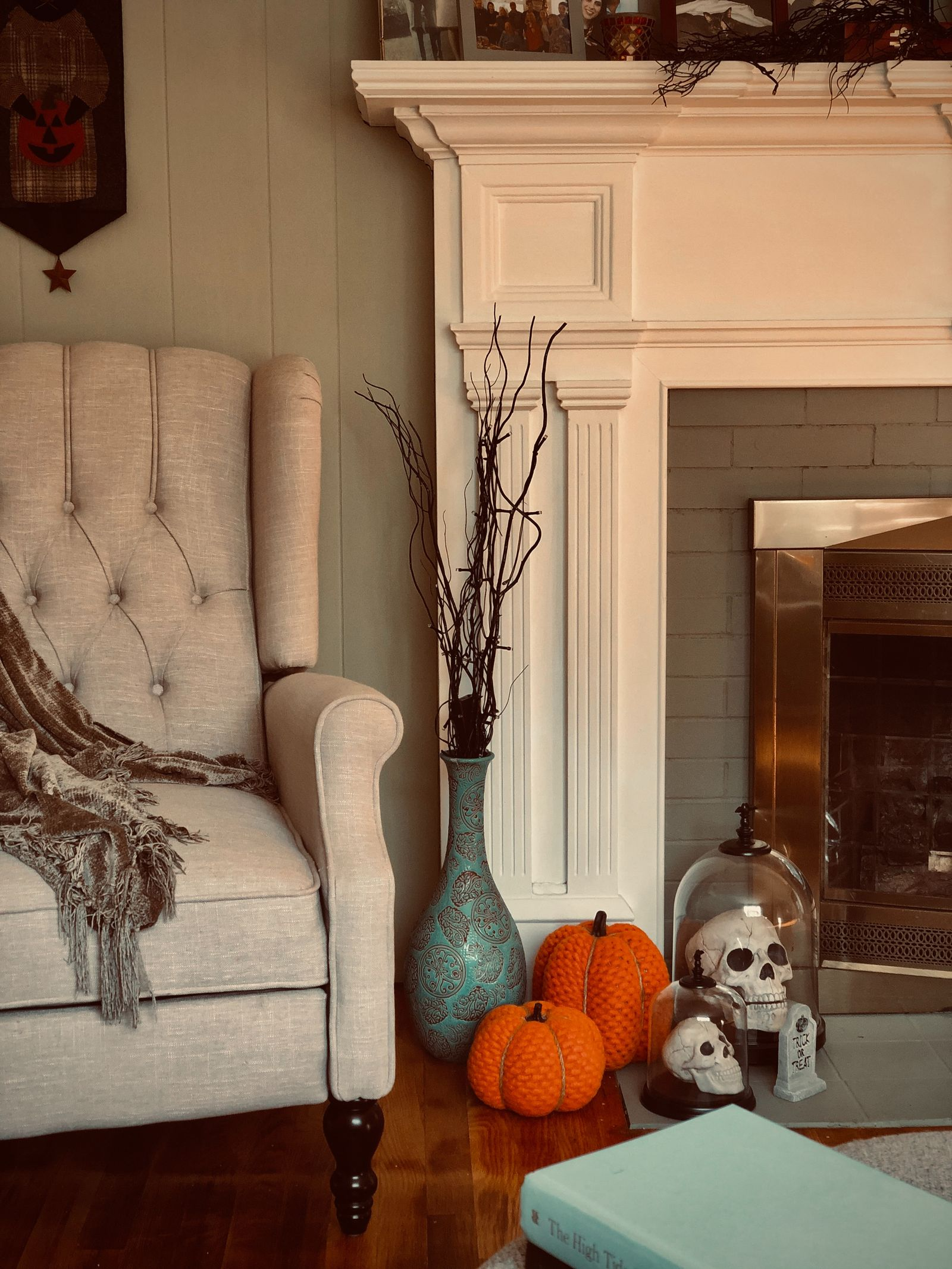 Przytulny salon z dekoracjami i ozdobami na Halloween.