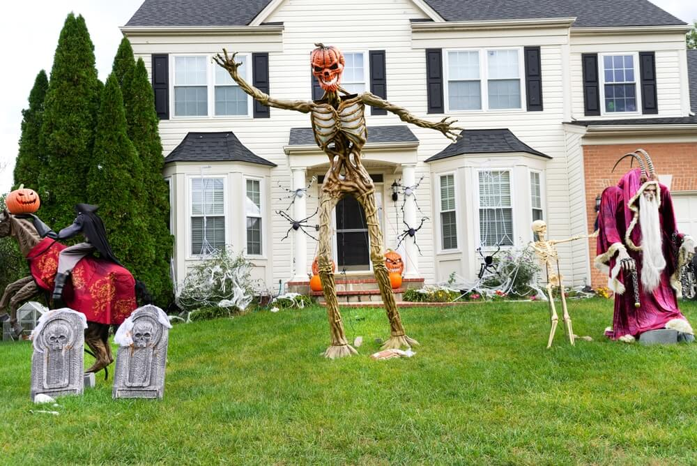Inspirujące zewnętrzne dekoracje na Halloween dla właścicieli domów.