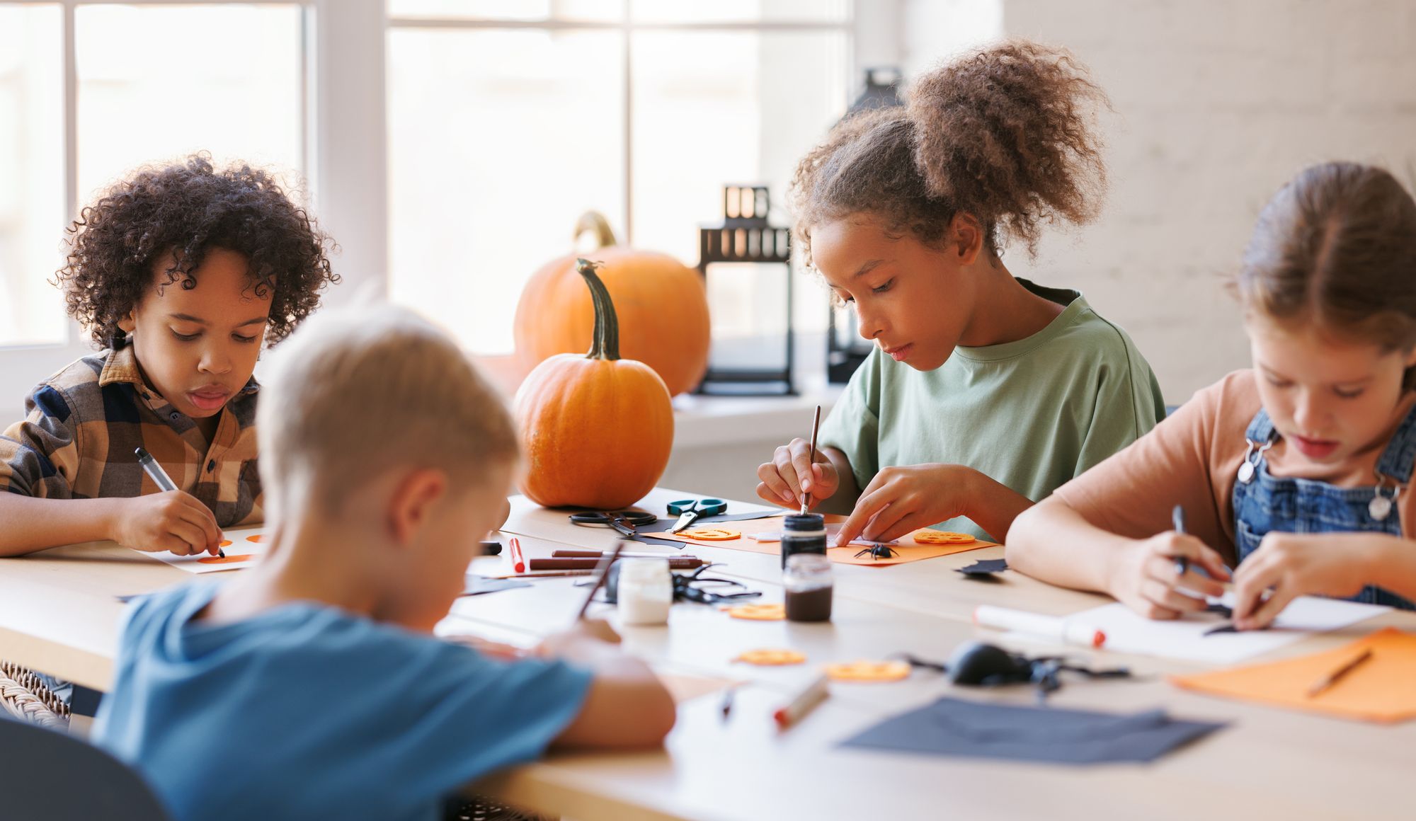 Kinder zeichnen Halloween Bilder mit Kürbissen im Hintergrund
